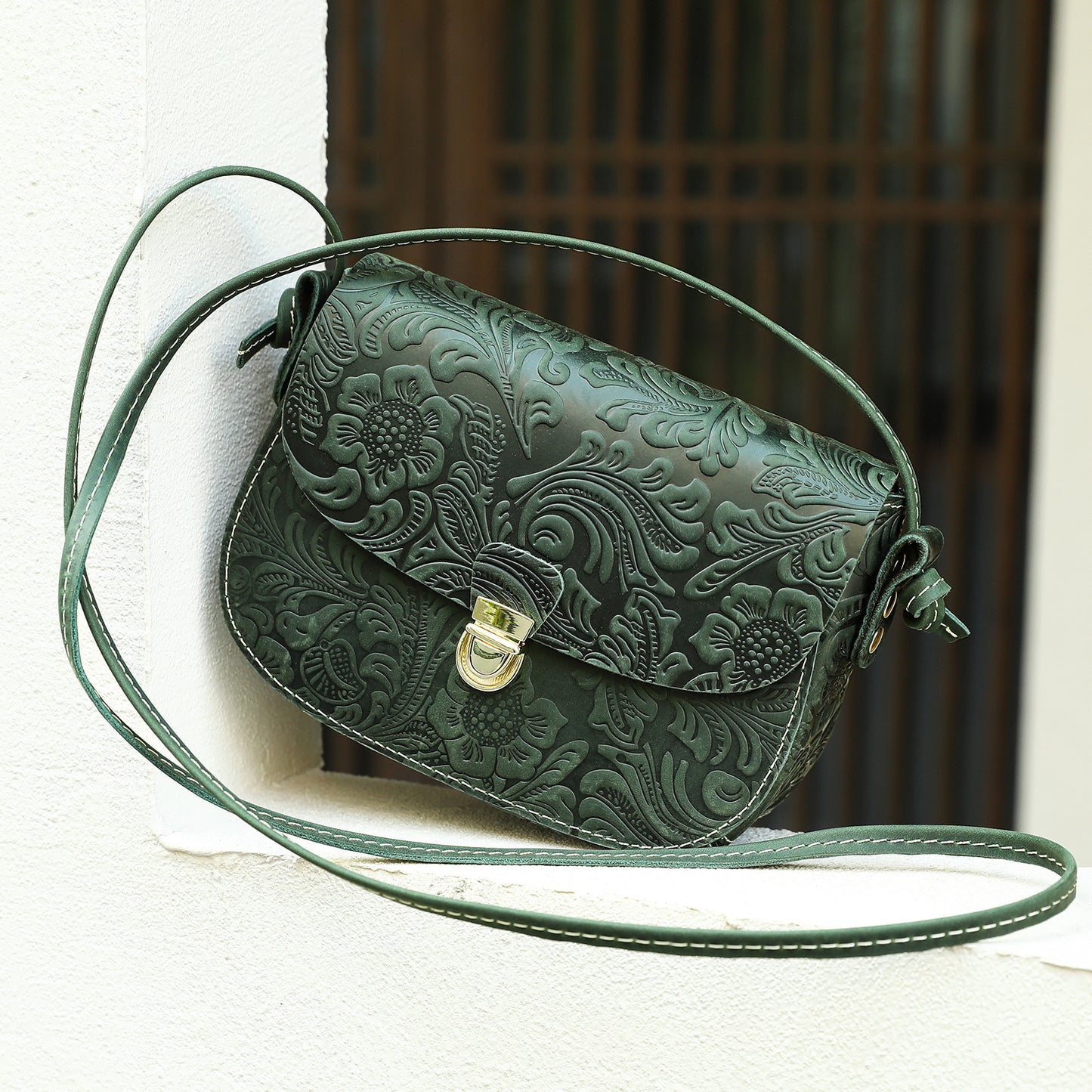 Sling First Layer Cowhide Embossed Retro Lock