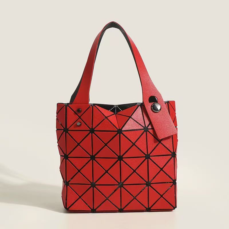 Women's Simple Rhombus Stitching Geometric Folding Commuter Chain Handbags