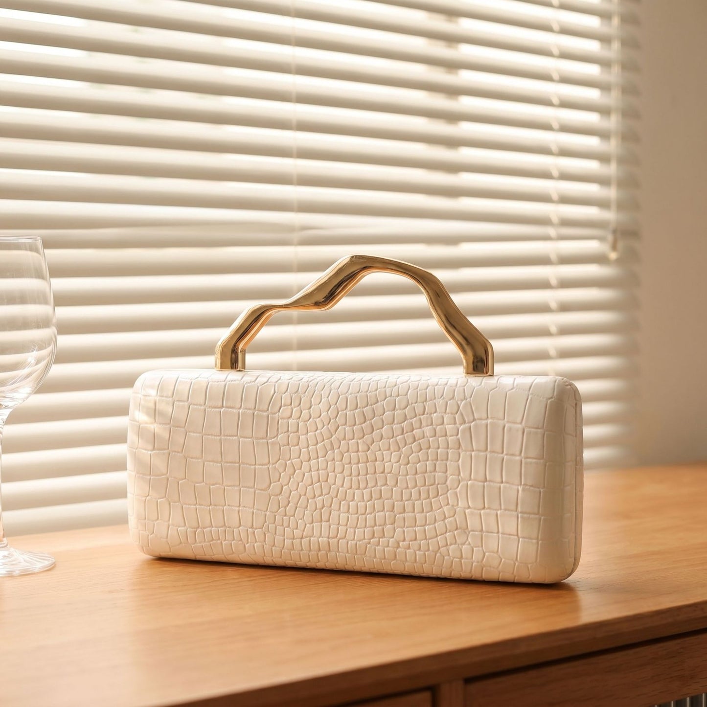 Versatile Light Luxury Golden Hand Holding Dinner Bag