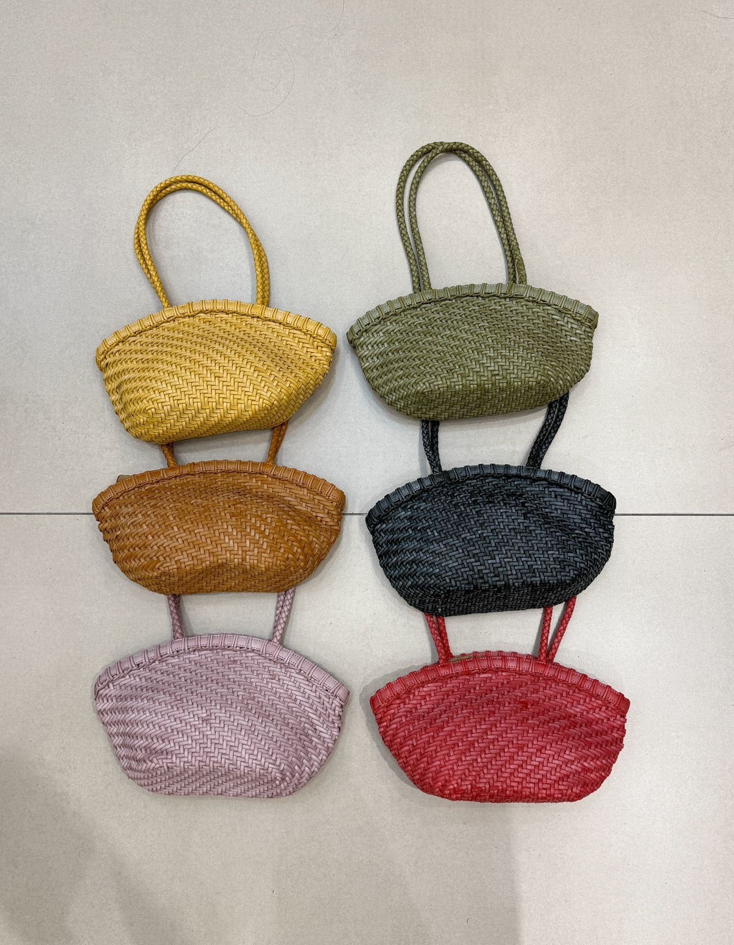 Women's Waxed Leather Hand-woven Underarm Shell Commute Leisure Holiday Women's Shoulder Bag