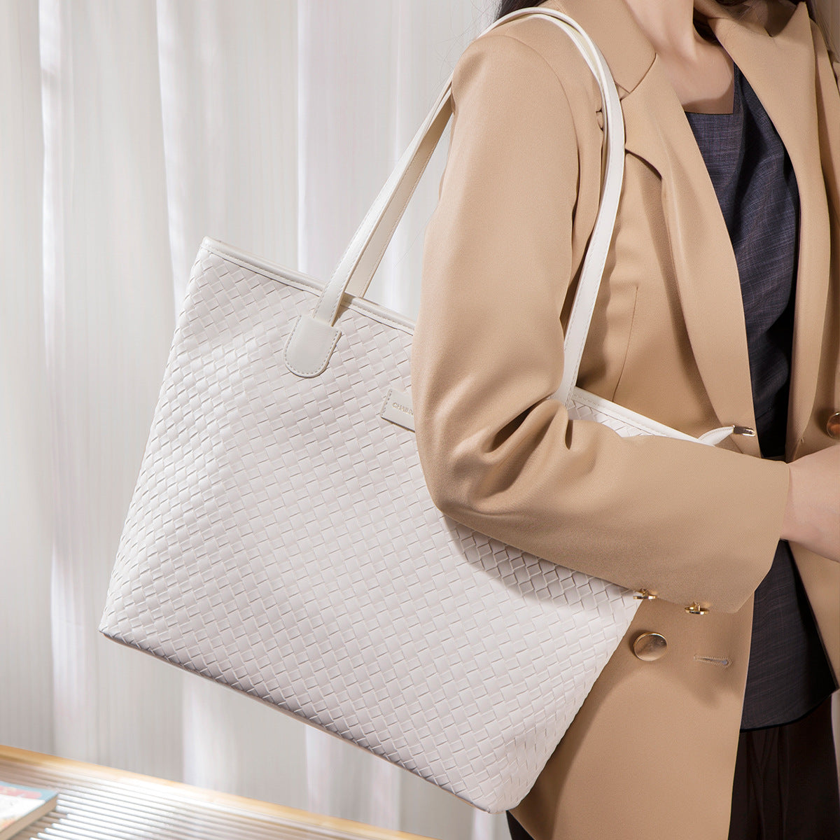 Women's Large Capacity Woven Commute Fashion Handbags