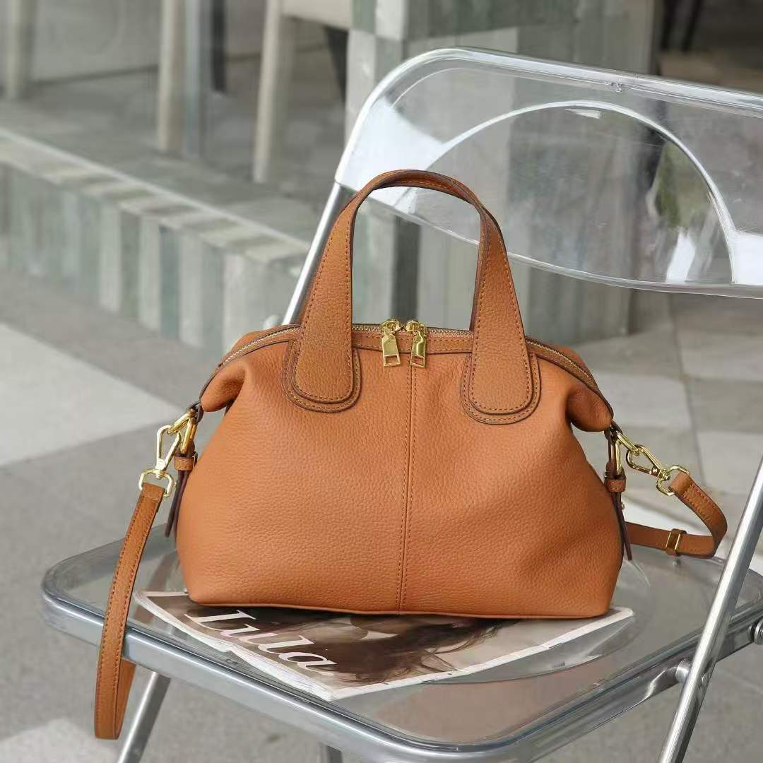 Women's Genuine Leather High-grade Large Capacity First Women's Messenger Bag
