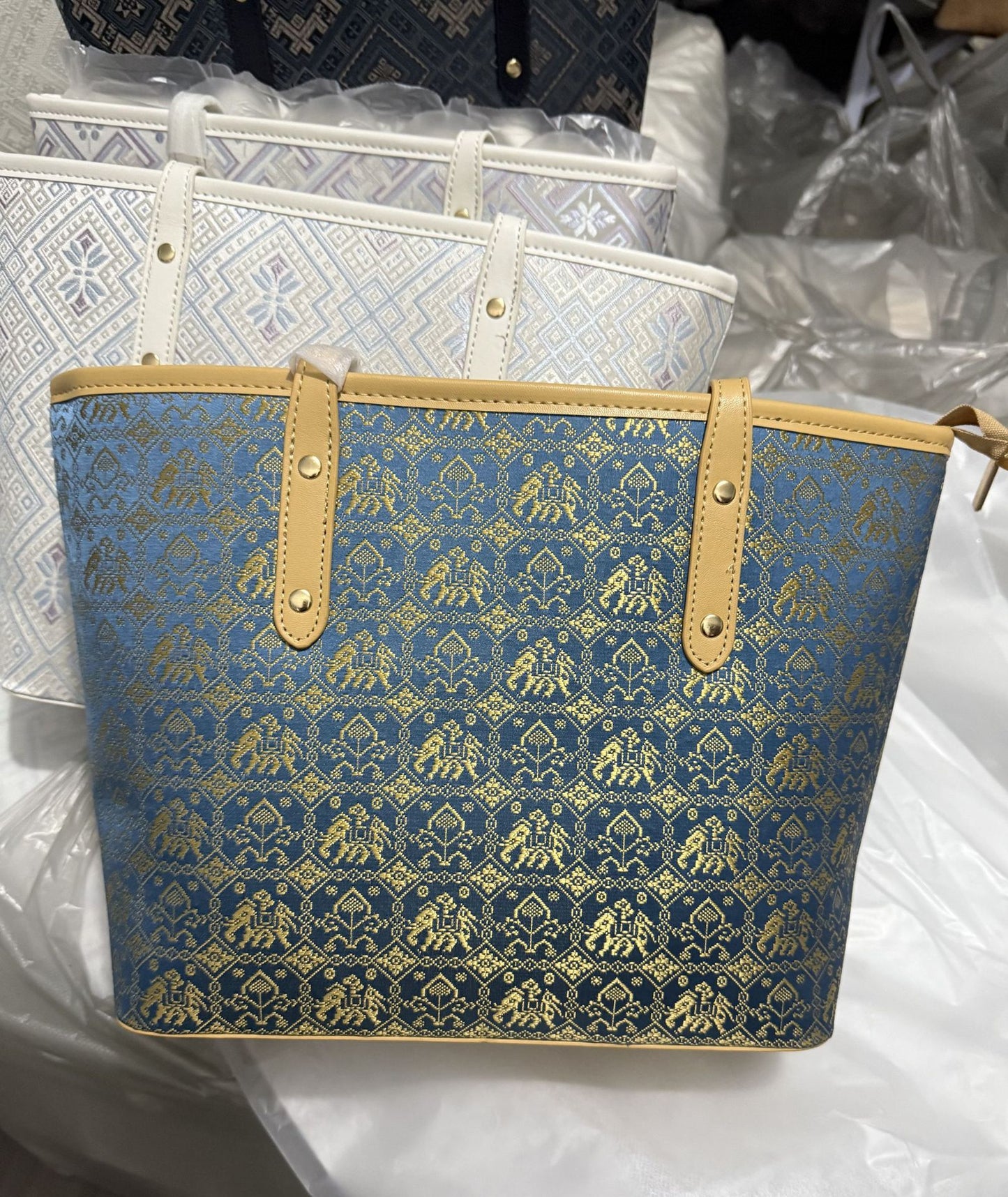 Jin Fashionable Retro Large Capacity Portable Tote Bag