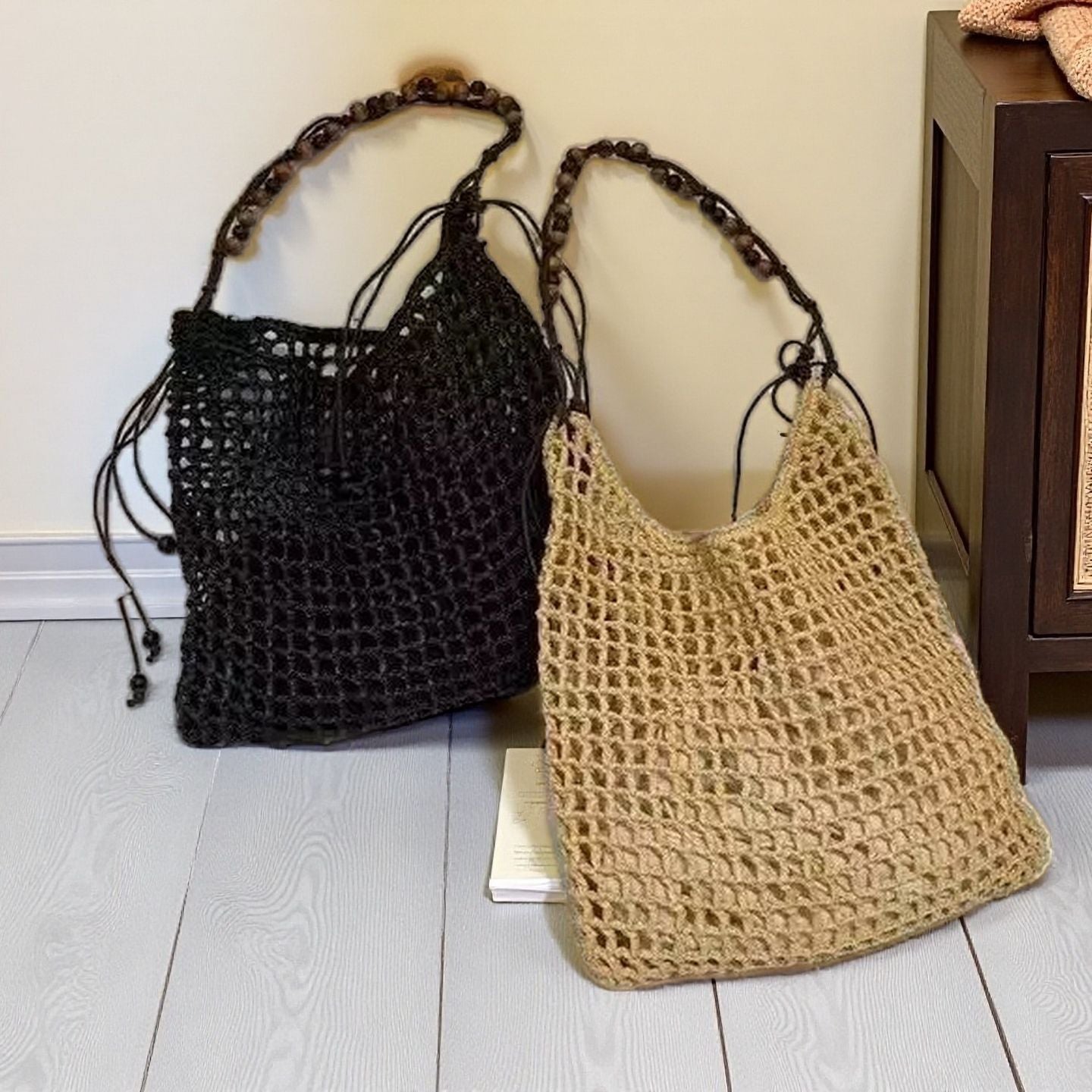 Women's Large Capacity Wooden Bead Hand-woven Vacation Style Tote Bags