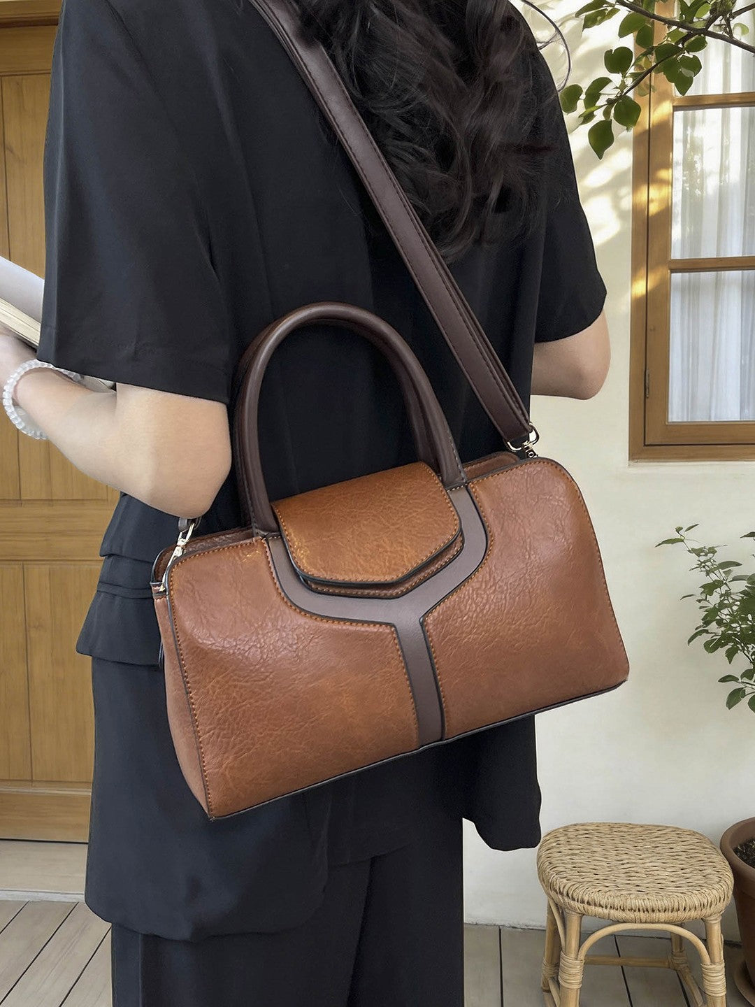 Women's Large Capacity Boston Retro Light Luxury Design Hand Holding Women's Messenger Bag