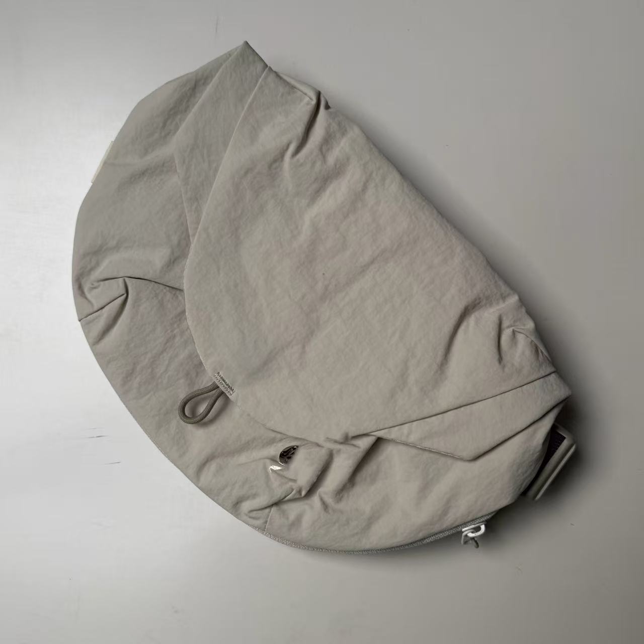 Magnetic Eucalyptus Gray Second-hand Basic Capacity Bags