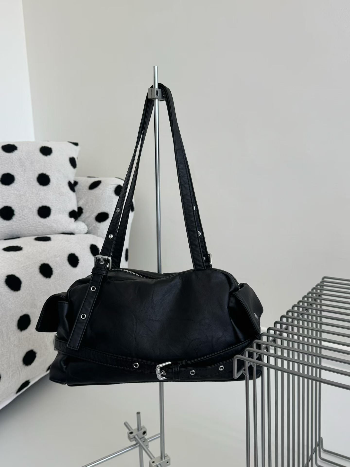 Women's Niche Motorcycle Rivet Design Bowling Underarm Women's Shoulder Bag
