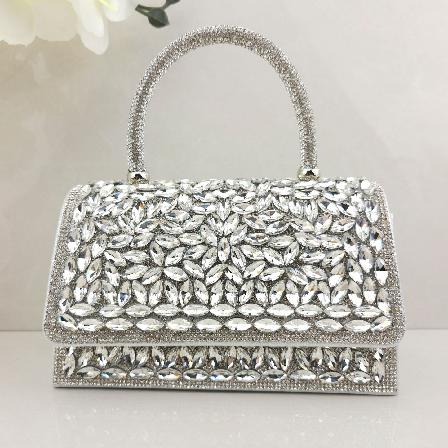 Women's Delicate Diamond Clutch Flap Hand Holding Dinner Bag