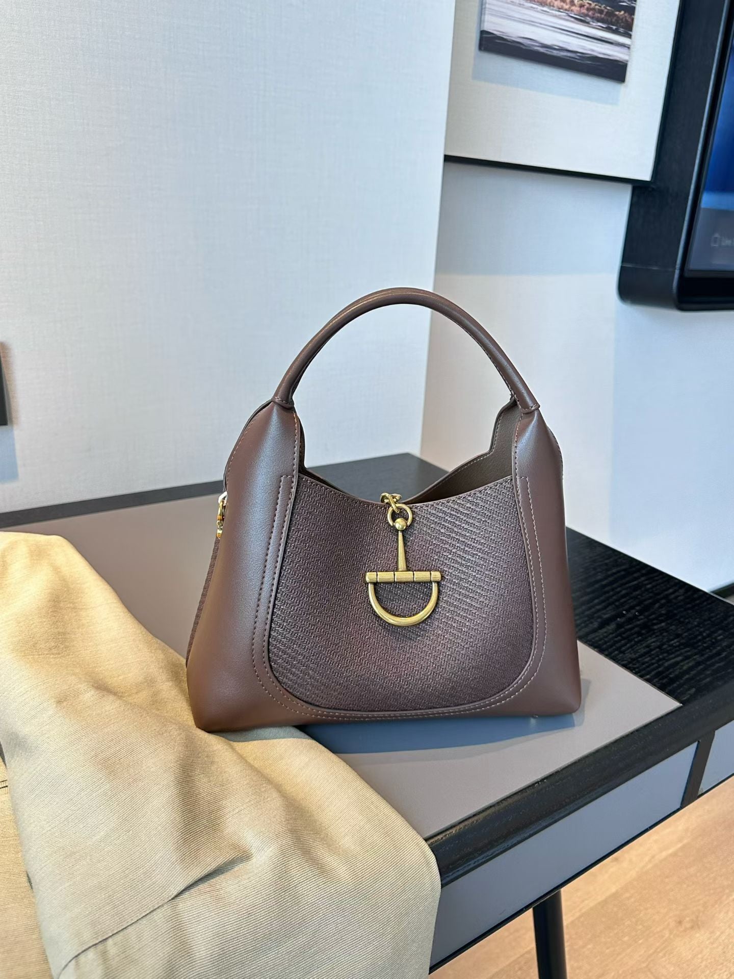 Creative Trendy Women's Retro Commuter Fashion Handbags