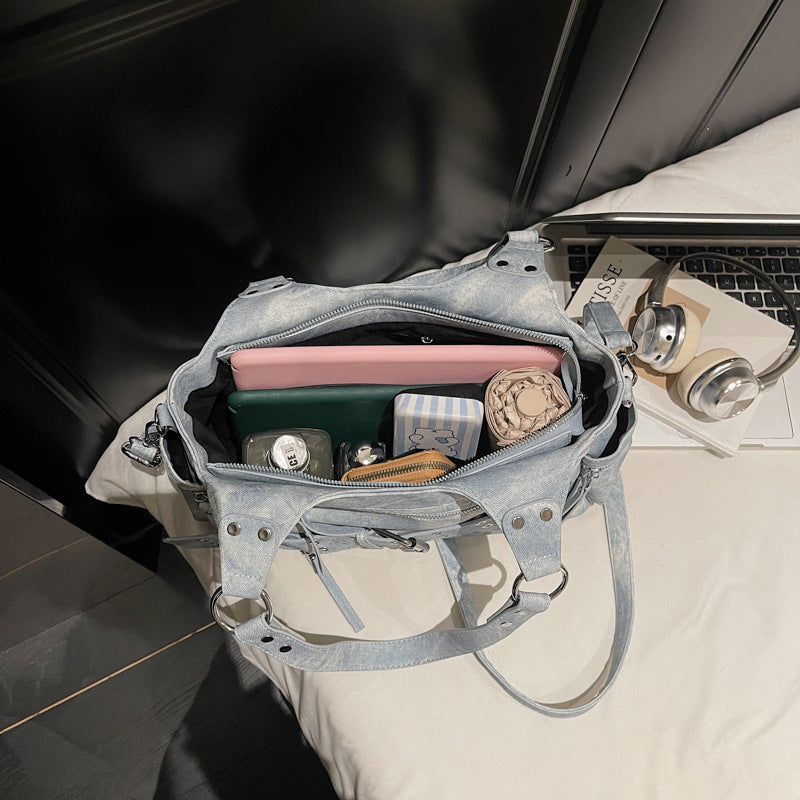 Women's High-grade Motorcycle Hot Underarm Large Capacity Rivet Women's Shoulder Bag