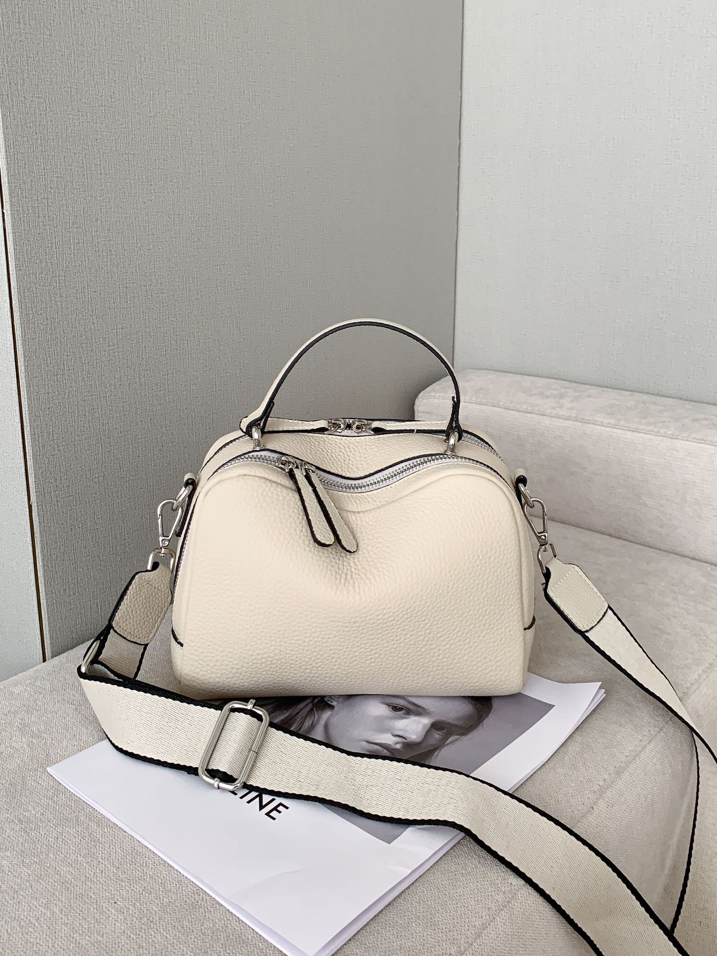 Women's Leather Wide Strap Top Layer Fashion Women's Shoulder Bag