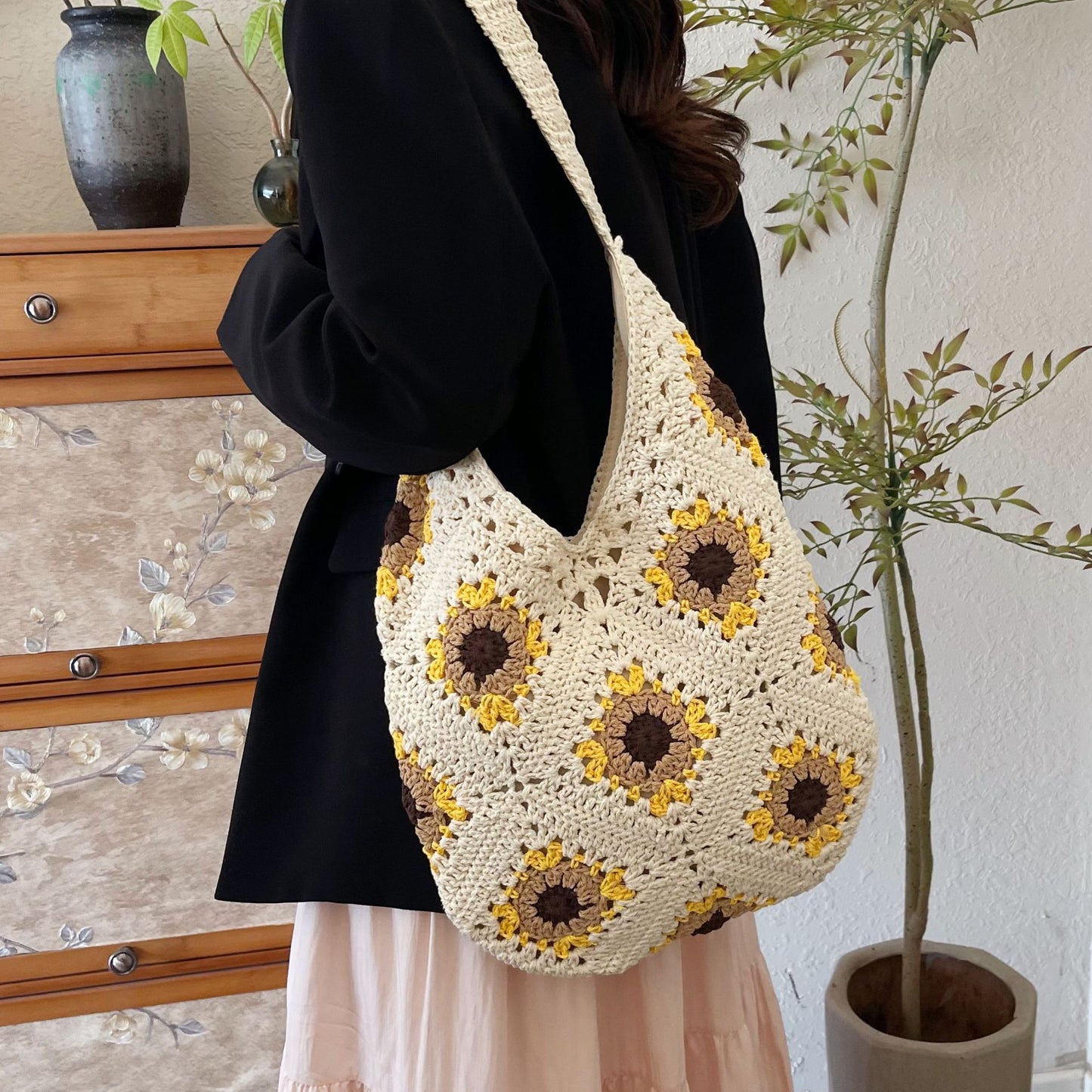 Granny Hollow Flower Woven Holiday Straw Tote Bag