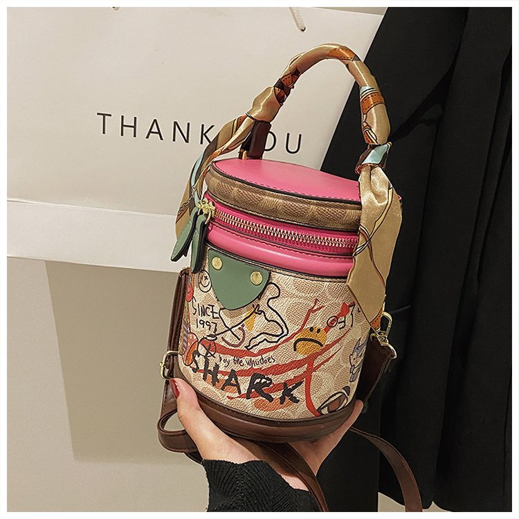 Women's Bear Iti Round Trendy Stylish Textured Women's Shoulder Bag