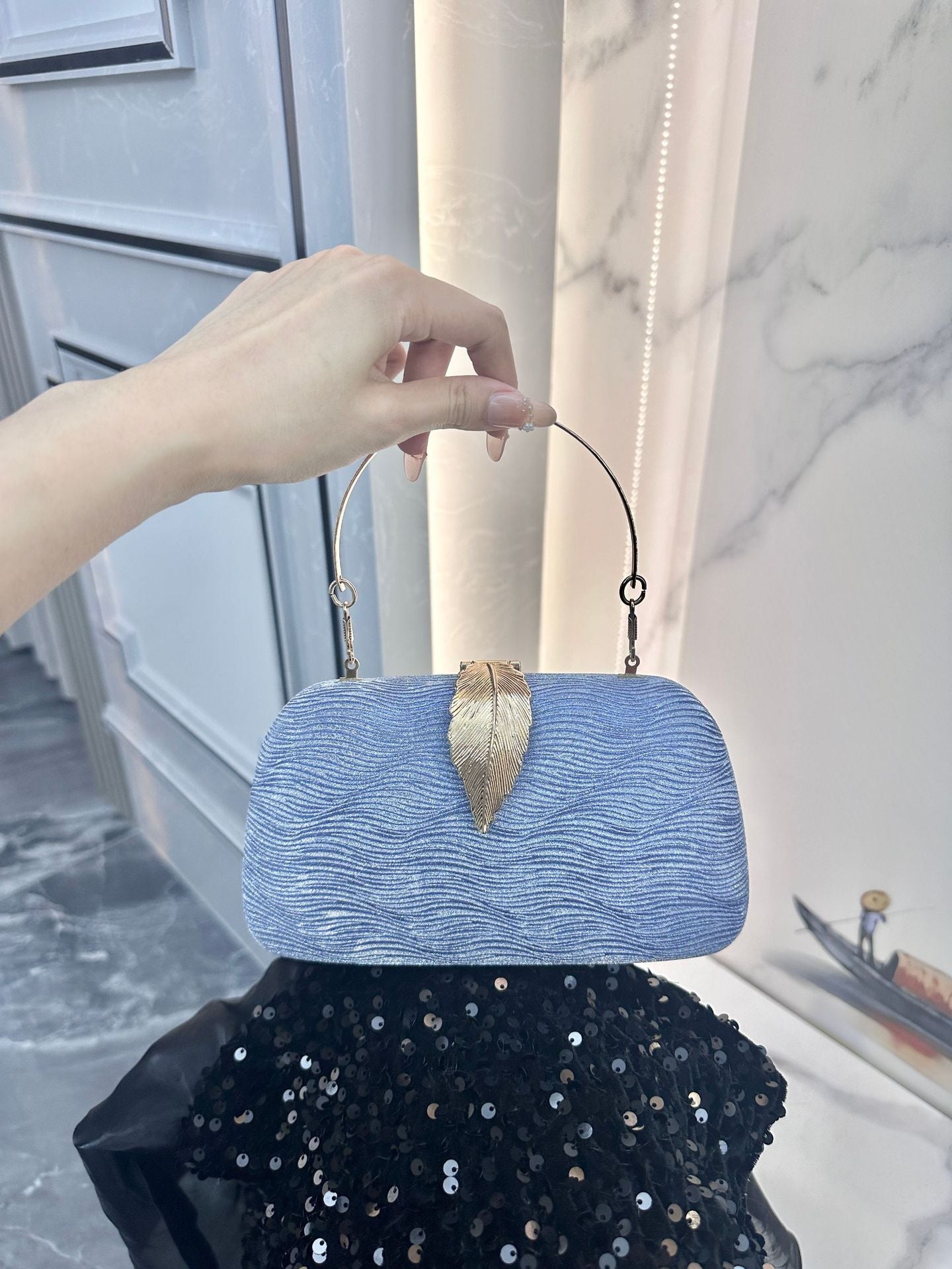 Women's Gold Glitter Leaf Stripe Fashion Elegant Buckle