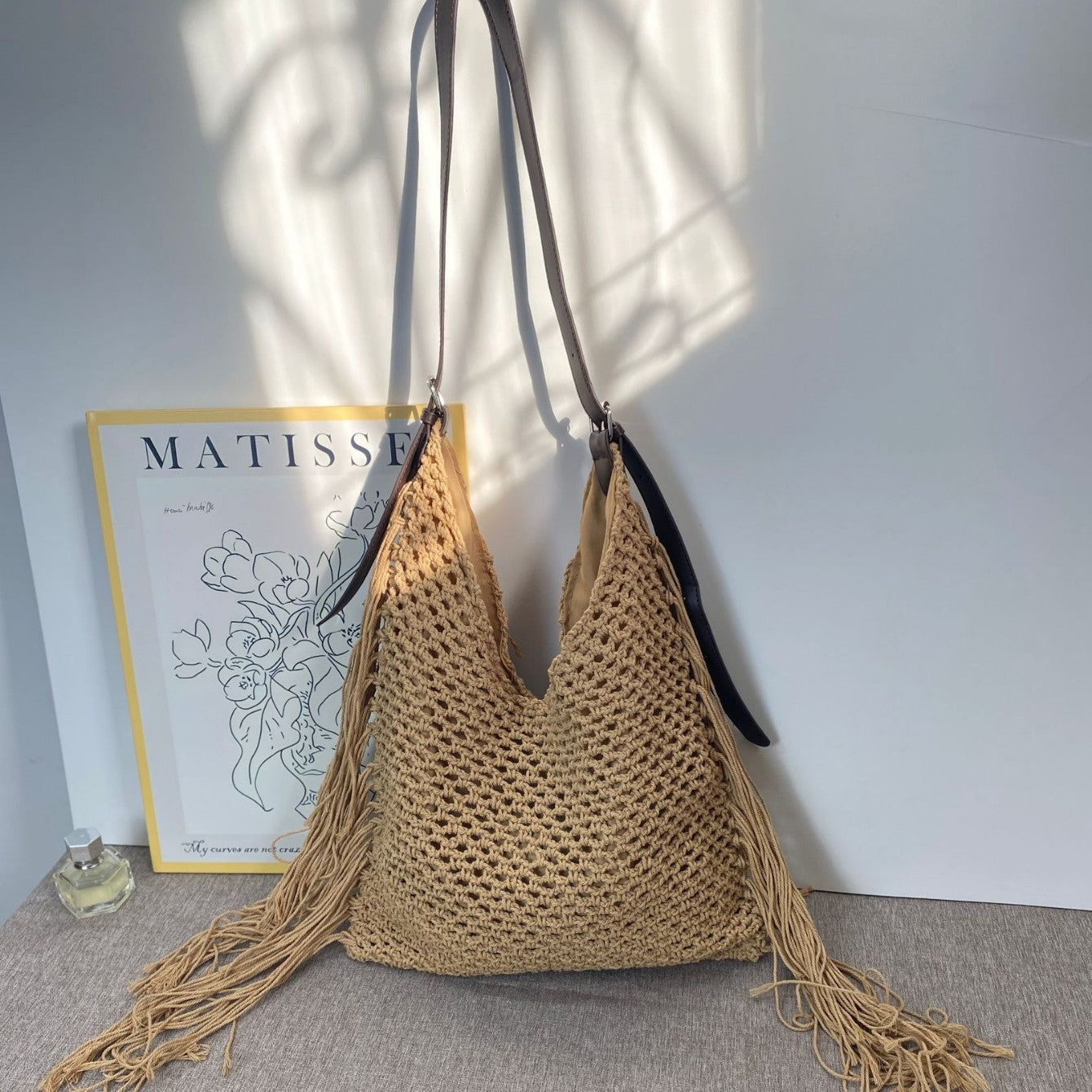 Women's Retro Tassel Hollow Beach Commuter Fashionable Women's Shoulder Bag