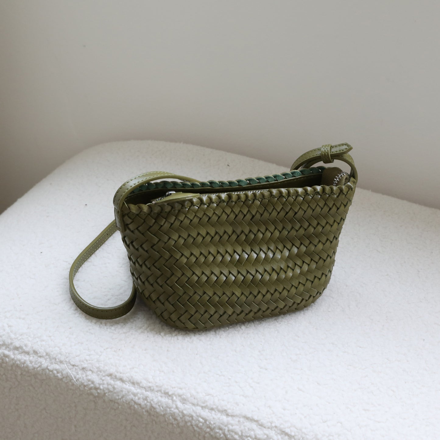 Women's High-grade Handmade Woven Hand Holding Commuter Bucket Bags