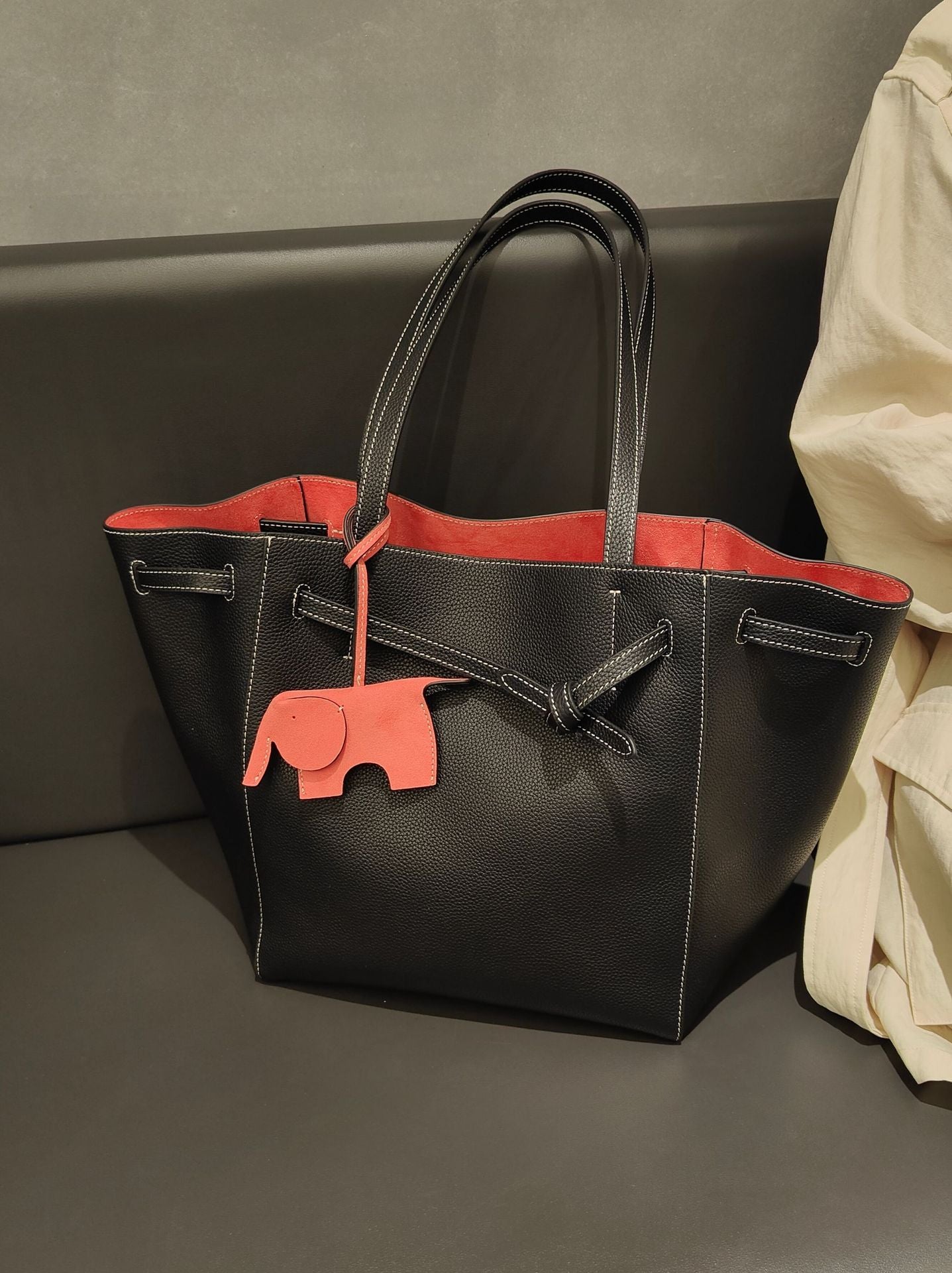 Women's Large Capacity Drawstring First Layer Cowhide Commuter Women's Shoulder Bag