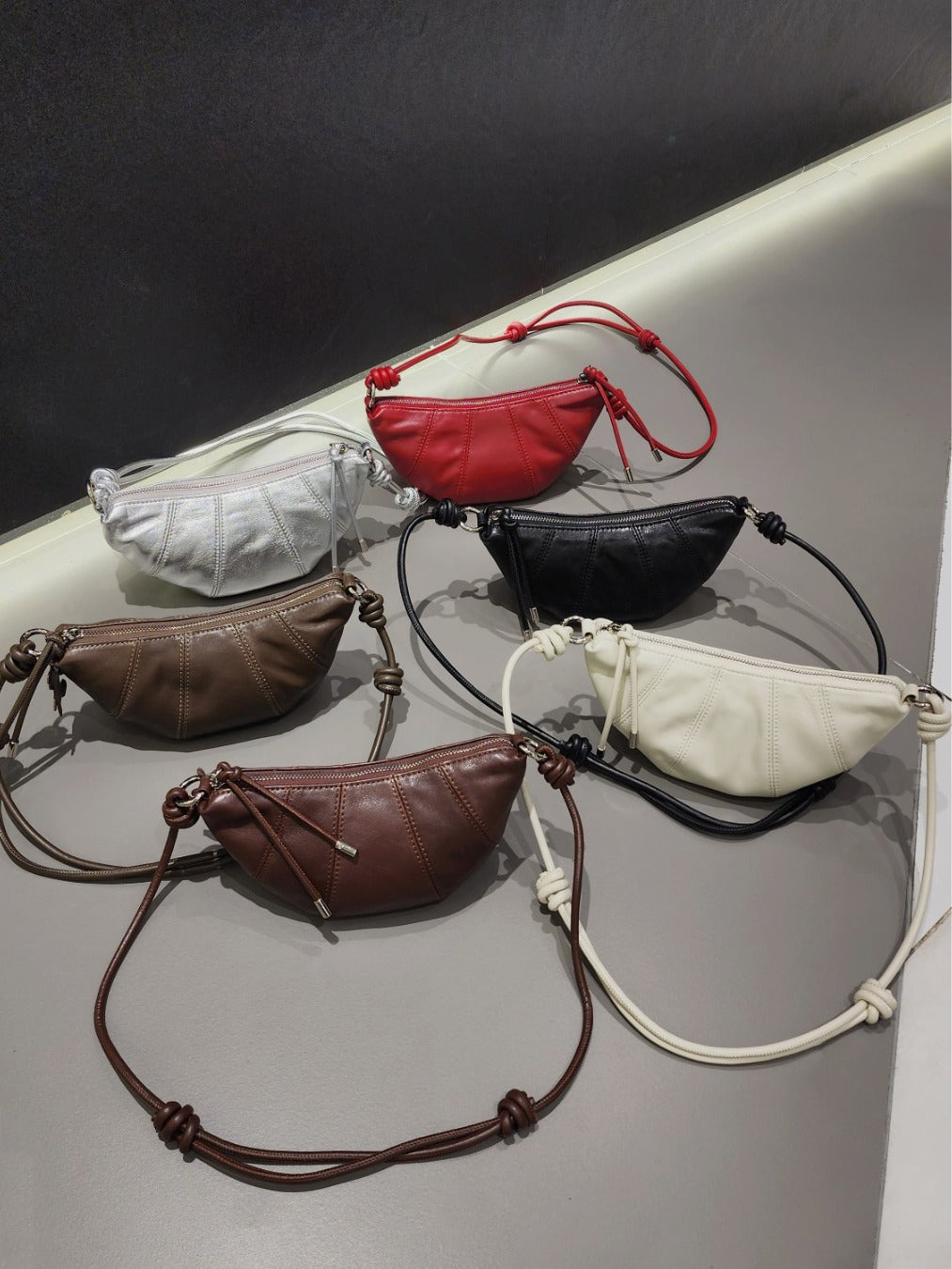 Women's Sheepskin Horn Dumpling Niche Design For Women's Messenger Bag