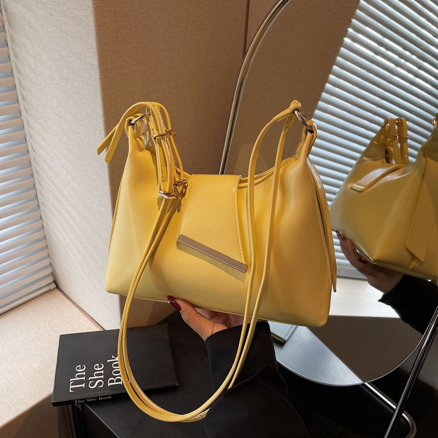 Women's Spring Flow Solid Color Underarm Simple Western Style Women's Shoulder Bag