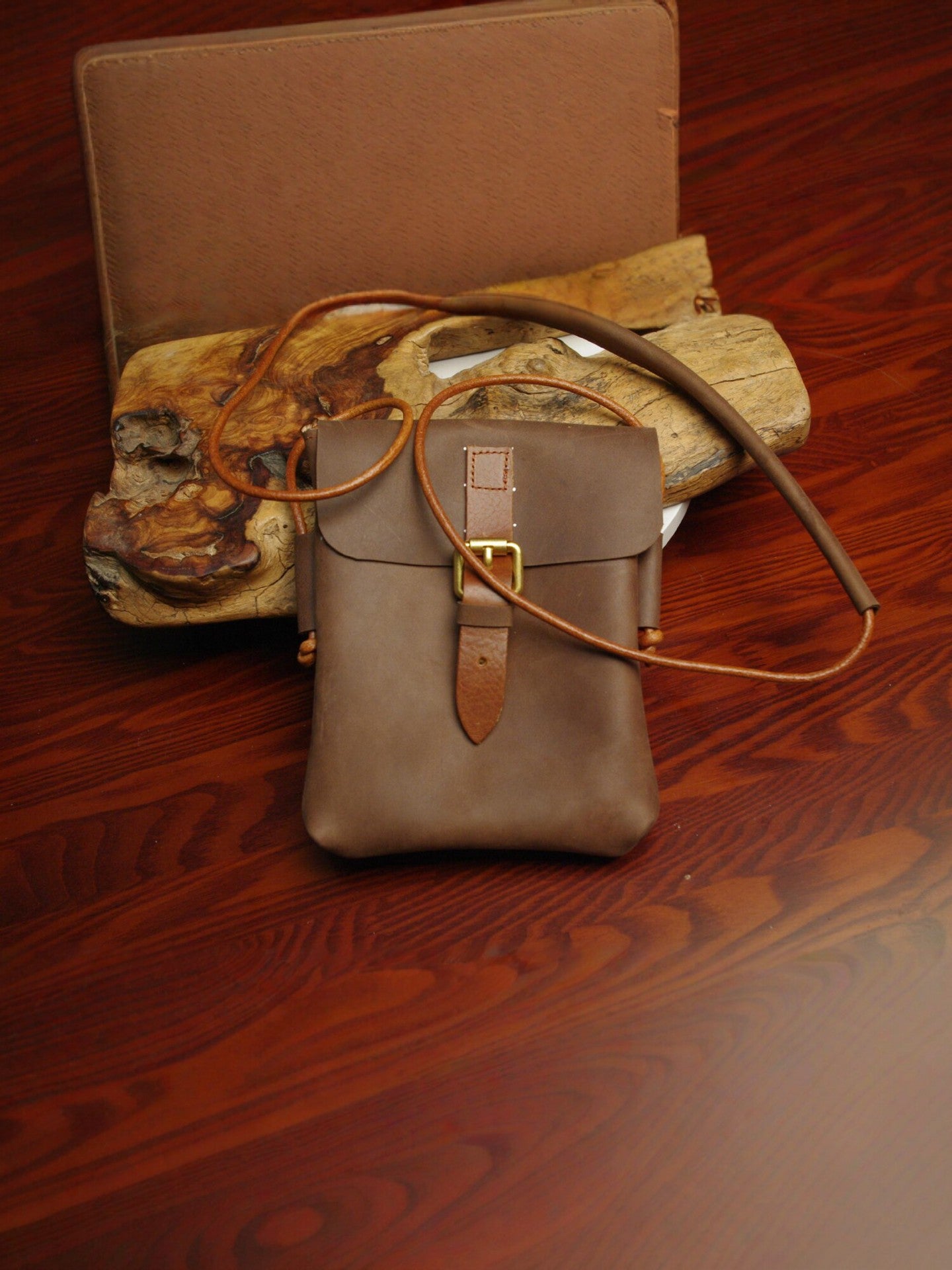 Women's & Men's Strap Retro Cowhide Saddle Mobile Daily Storage Artistic Phone Bags