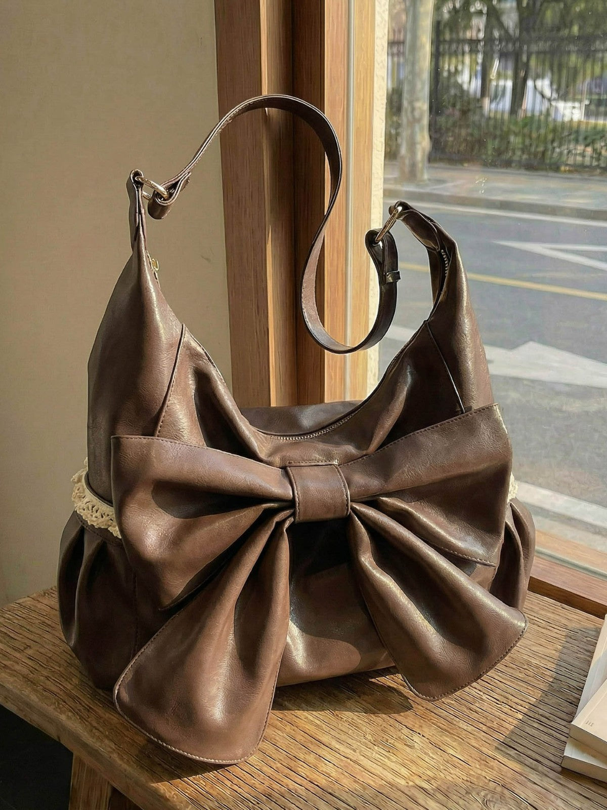 Women's Large Capacity Commuter High-grade Soft Leather Bow Women's Shoulder Bag