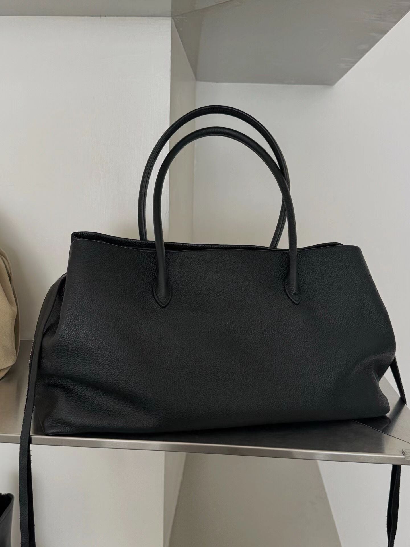 Women's Simple Commuter Large Capacity Genuine Leather Niche High-grade Sense First Women's Handbag