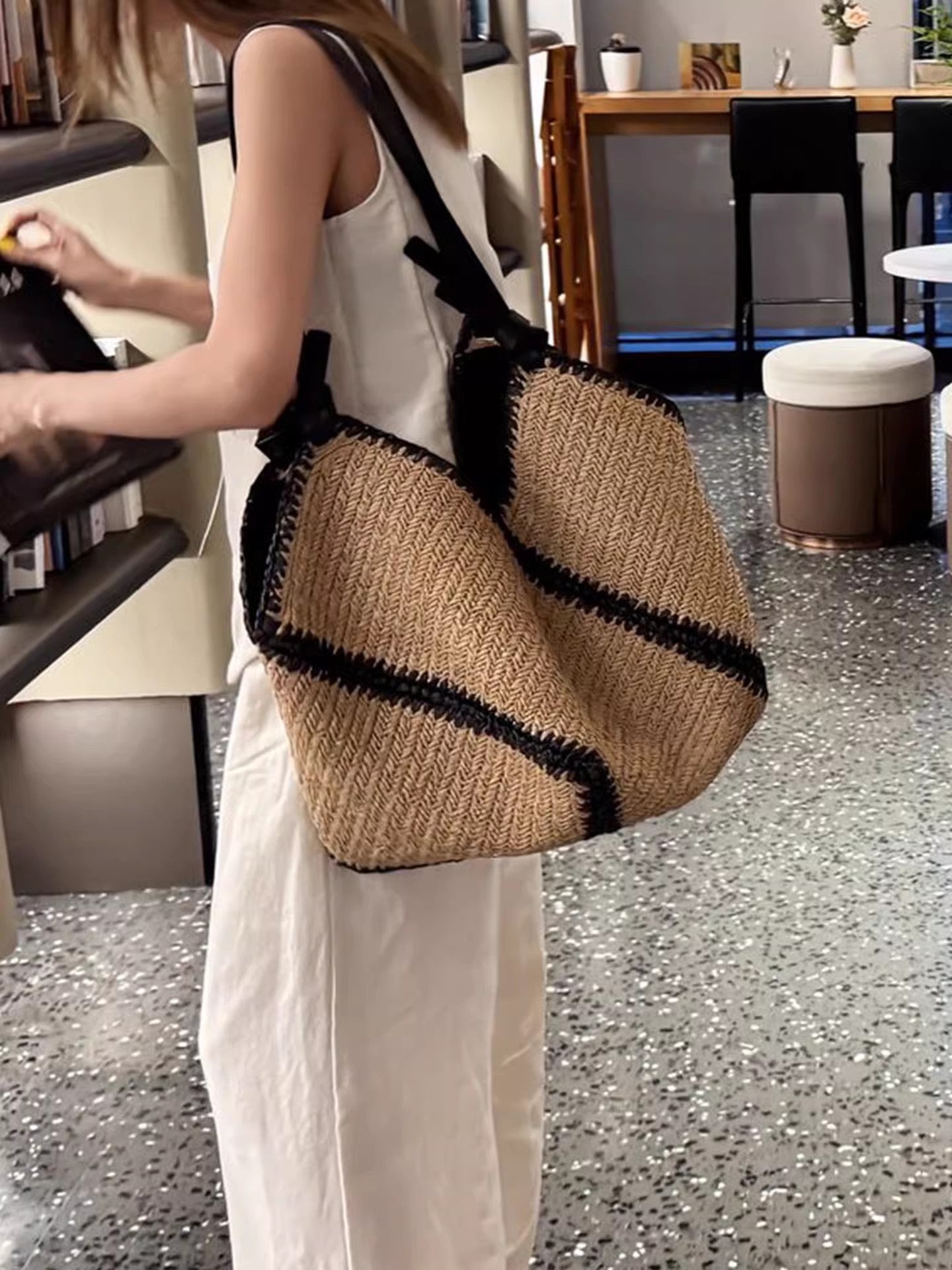 Women's Vacation Style Handmade Straw Woven Large Capacity Seaside Women's Messenger Bag