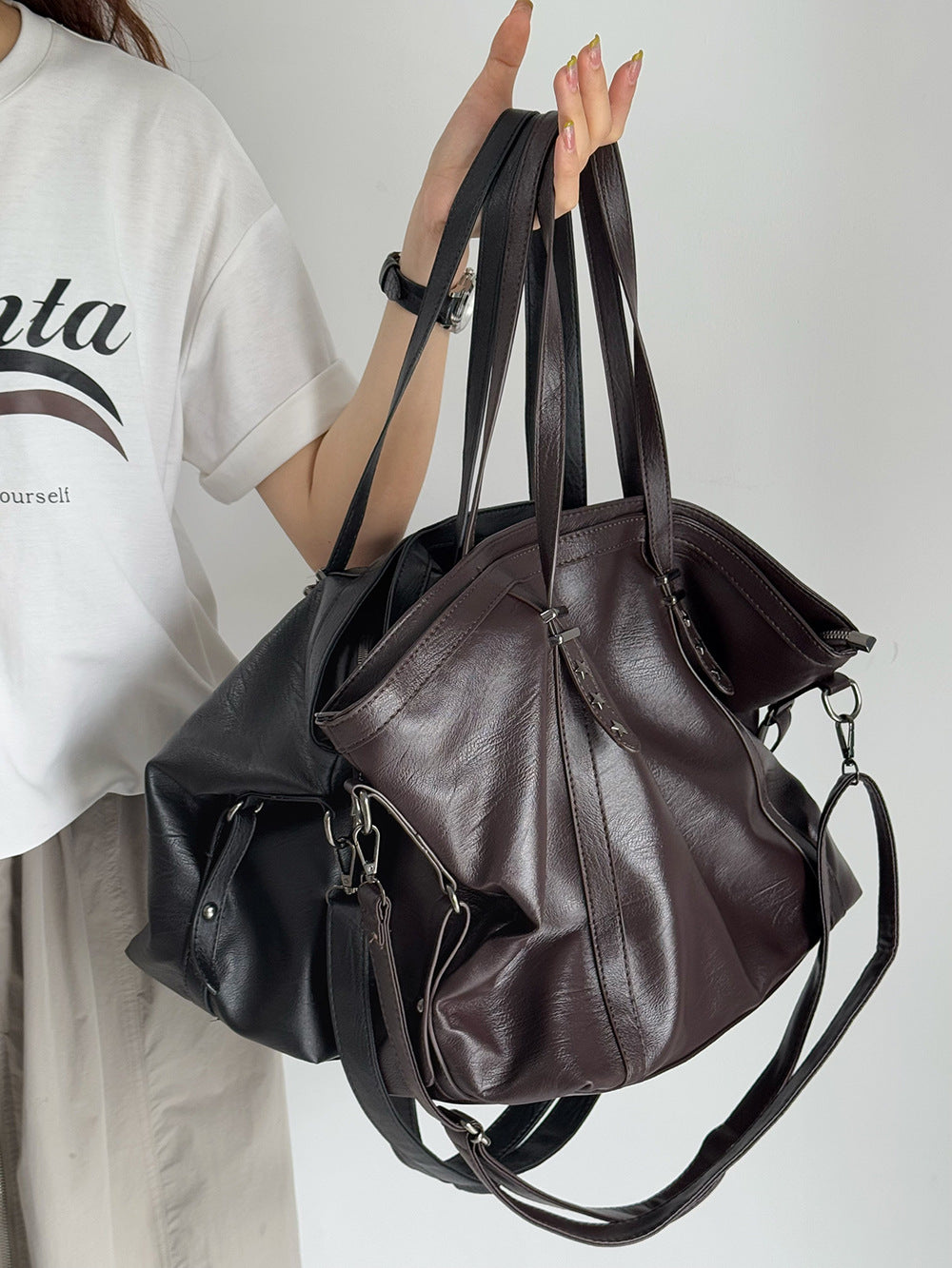 Women's Large Capacity Vintage Textured Rivet Women's Messenger Bag