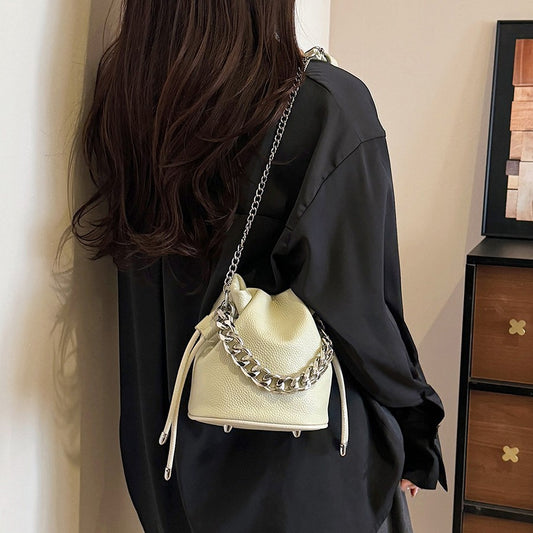 Women's Popular Large Capacity Textured Chain Summer Bags