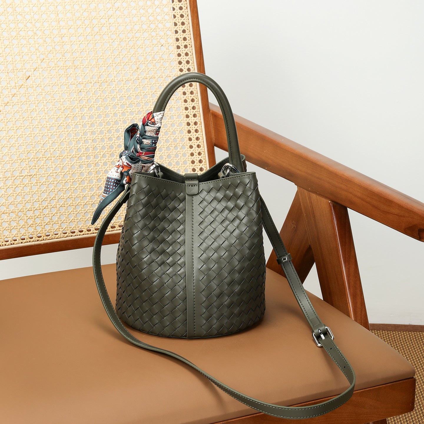 Women's Retro High-grade Authentic Weave Large Capacity Portable Vegetable Women's Leather Bag