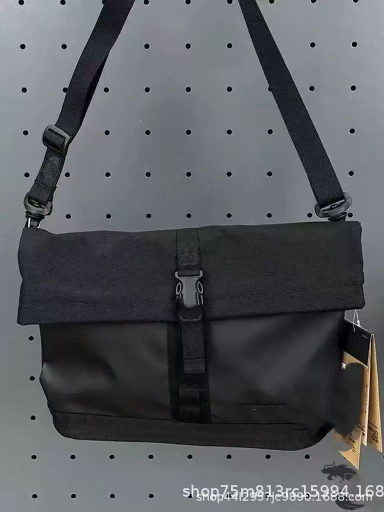 Women's & Men's Autumn North House Twist Couple One Women's Shoulder Bag