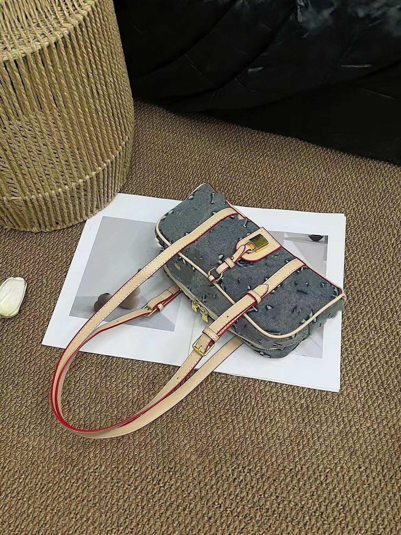 Women's Luxury Presbyopic Fashion High Sense Classic Style Women's Shoulder Bag