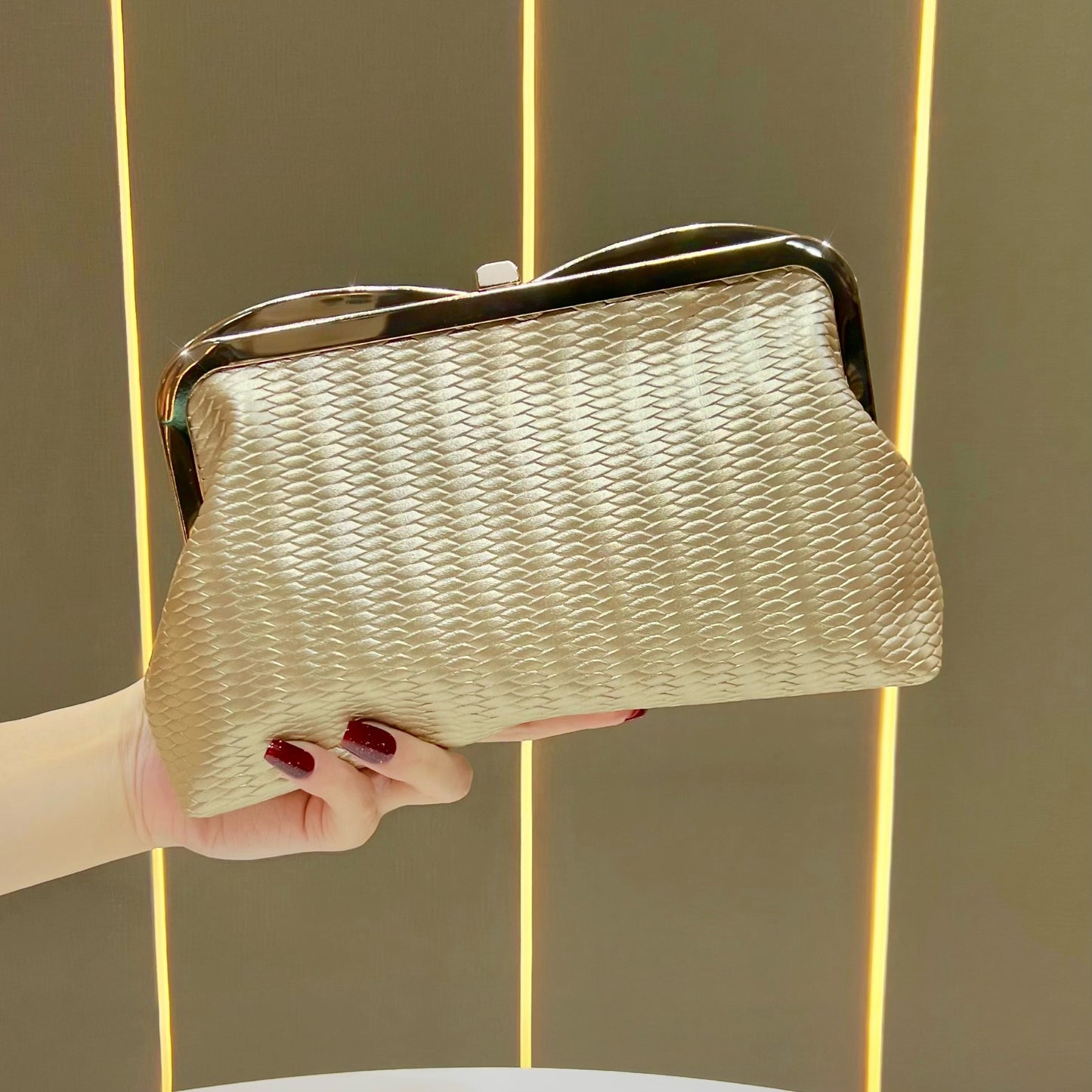 Women's Hand Holding High Fashion Elegant Men's Handbags