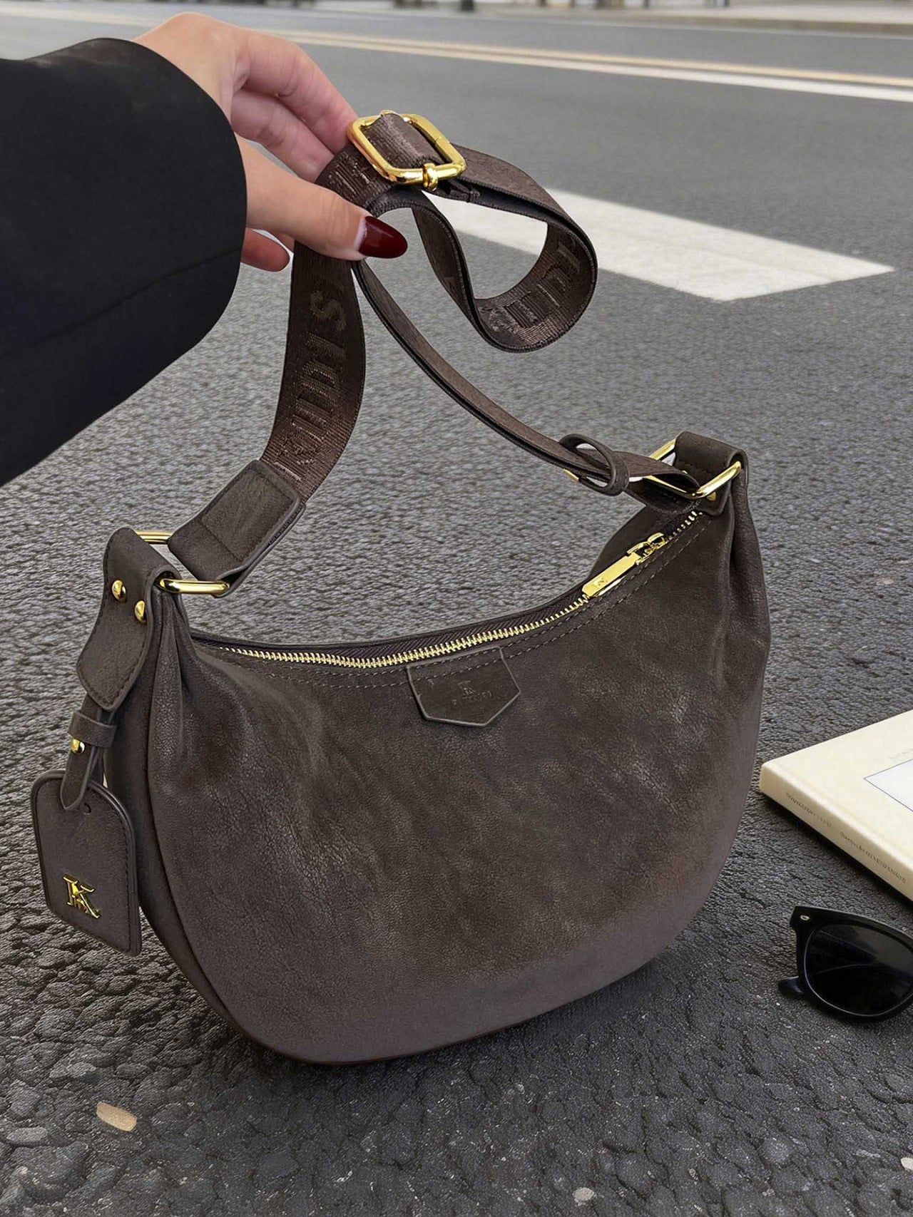 Women's Wide Strap Retro Dumpling Advanced Texture Bags