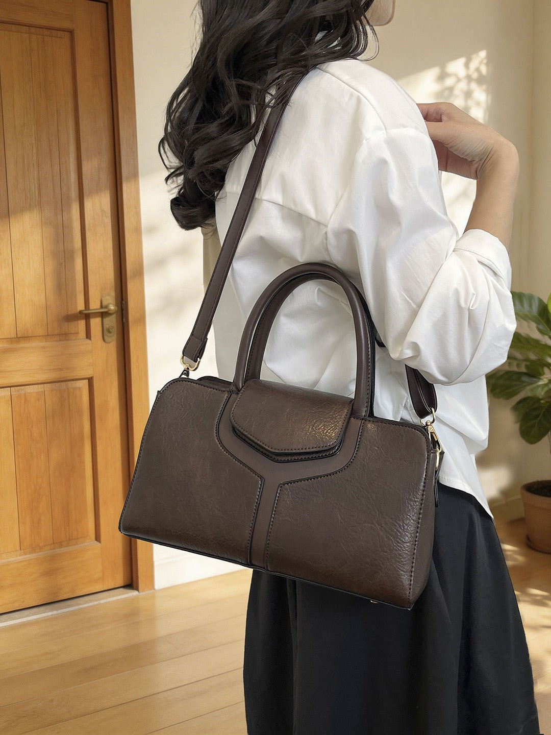 Women's Large Capacity Boston Retro Light Luxury Design Hand Holding Women's Messenger Bag
