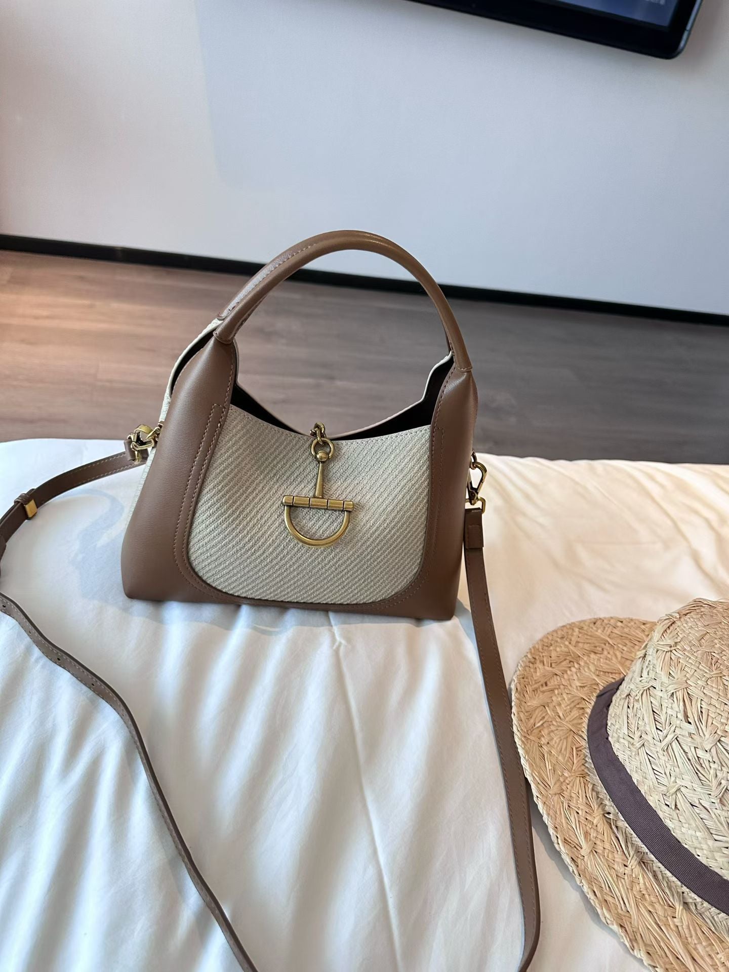 Creative Trendy Women's Retro Commuter Fashion Handbags