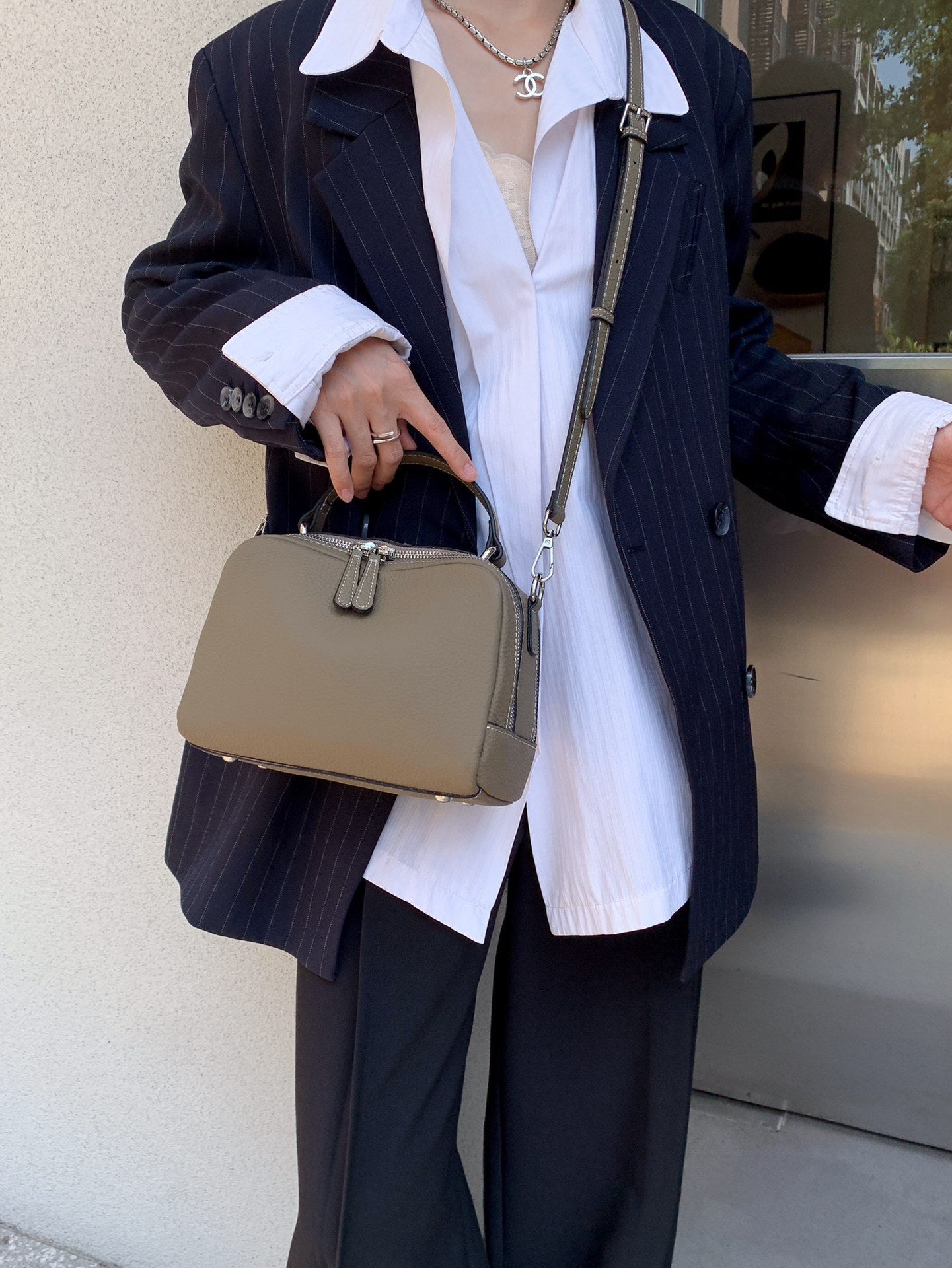 Women's Leather Wide Strap Top Layer Fashion Women's Shoulder Bag