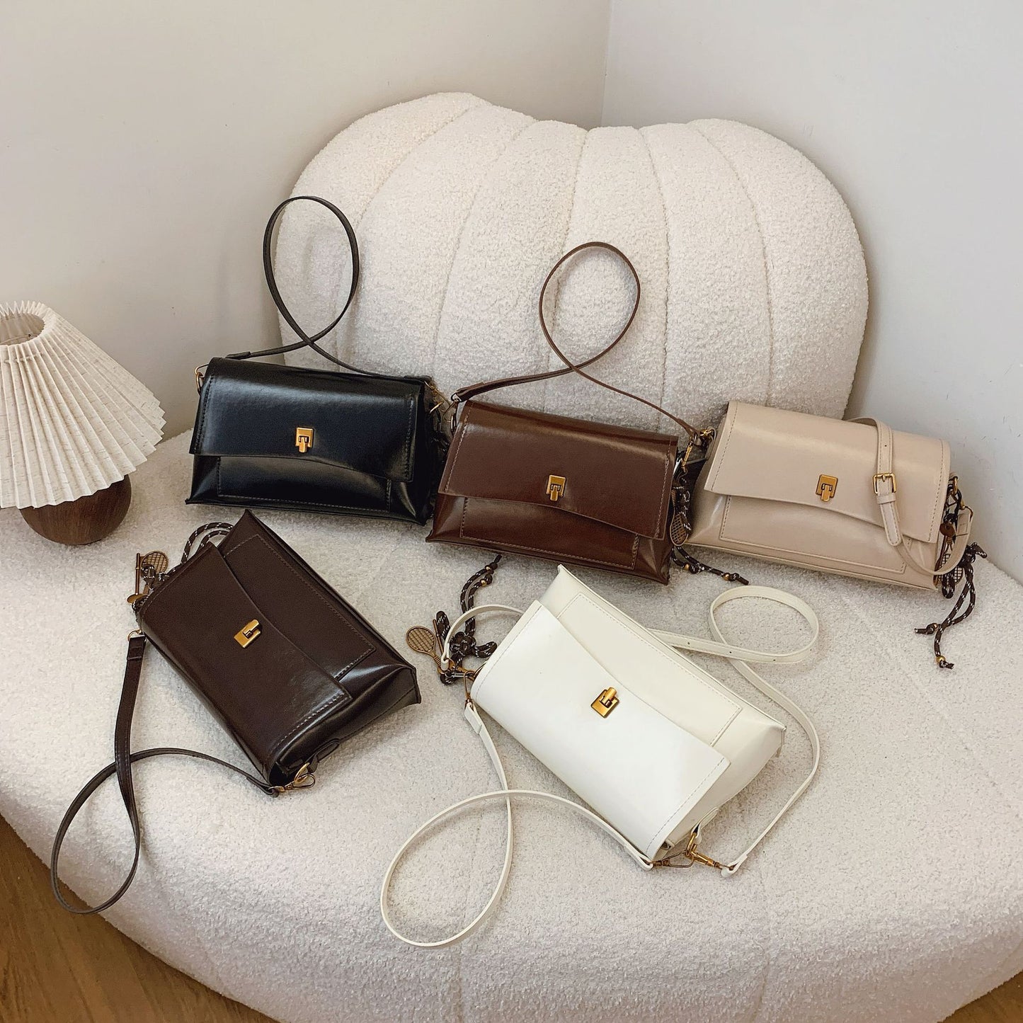 Women's Retro Oil Wax Skin Underarm Simple Commute Bags