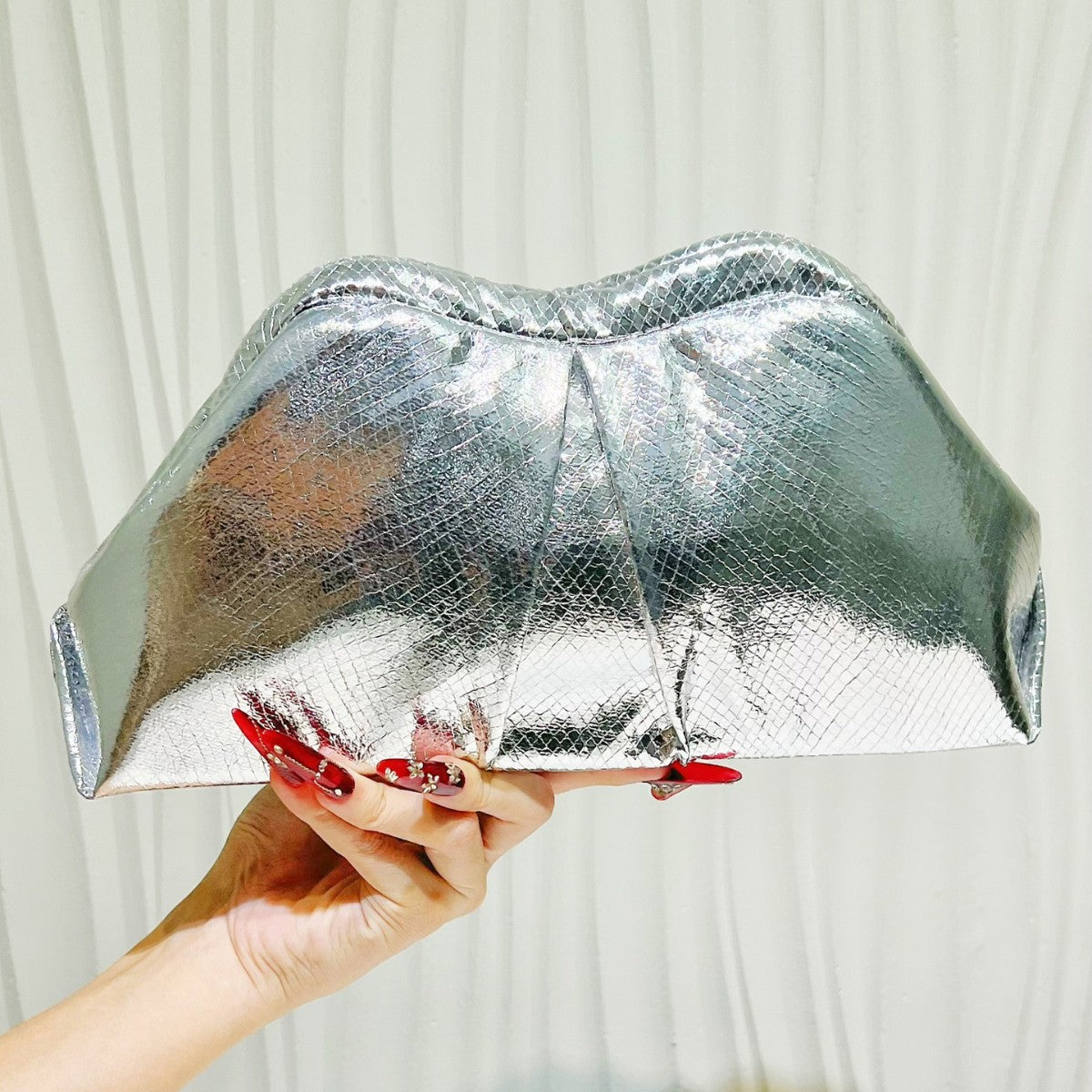 Shiny Fashionable Exquisite Textured Simple Light Dinner Bag