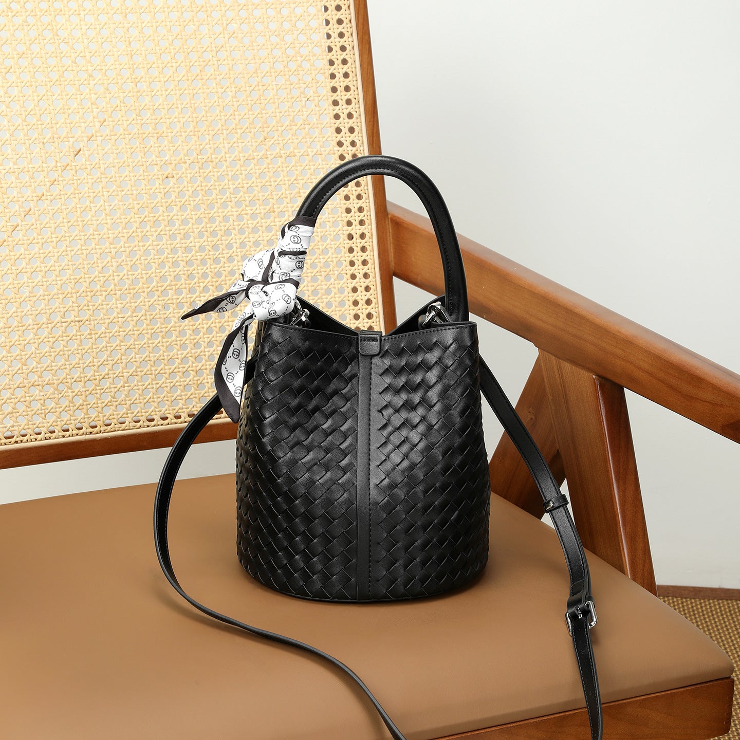 Women's Retro High-grade Authentic Weave Large Capacity Portable Vegetable Women's Leather Bag
