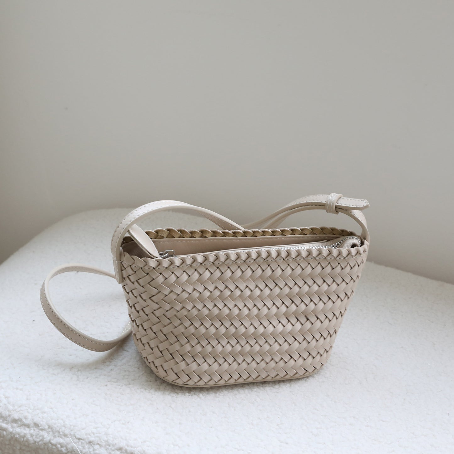 Women's High-grade Handmade Woven Hand Holding Commuter Bucket Bags