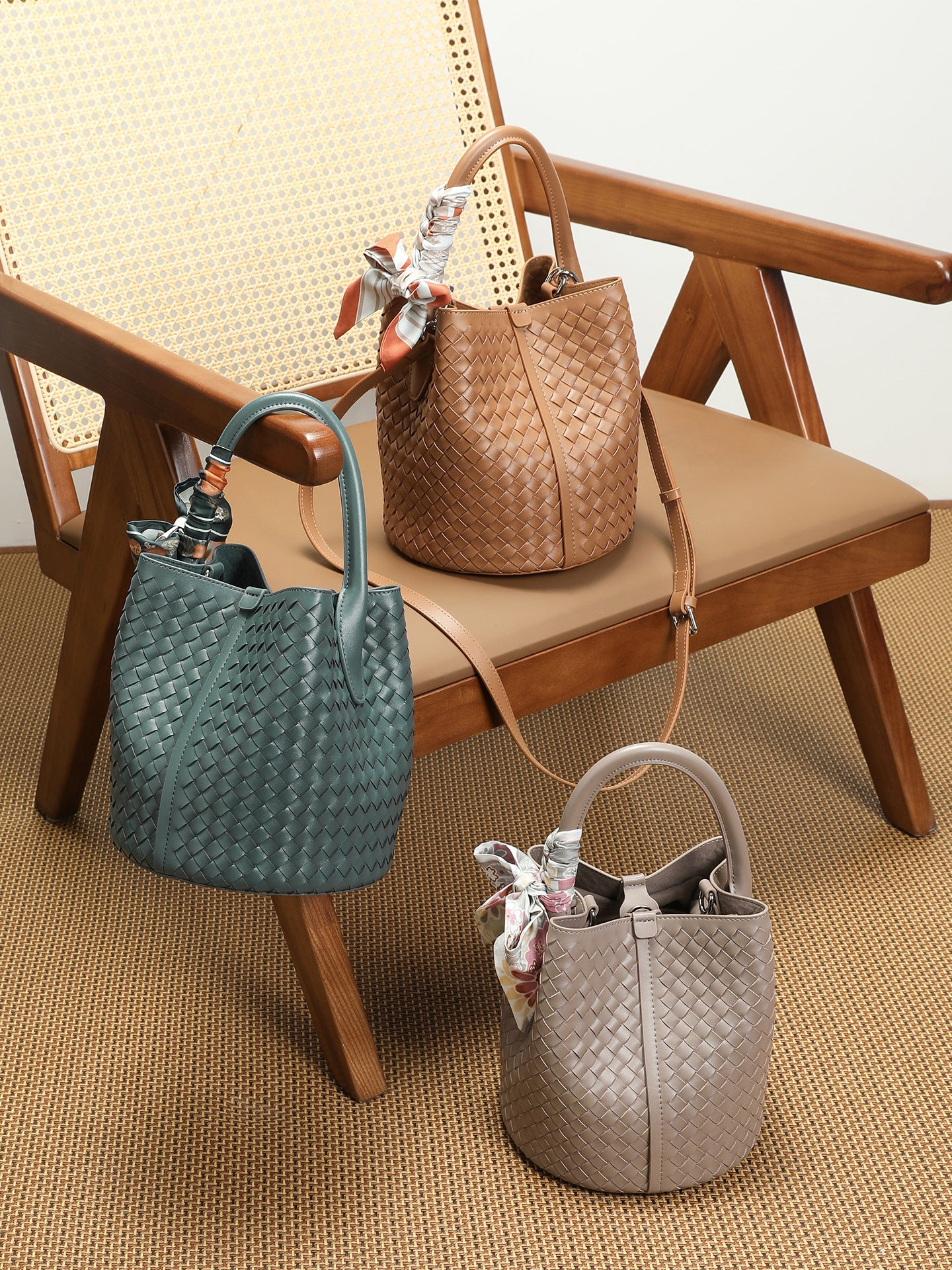 Women's Retro High-grade Authentic Weave Large Capacity Portable Vegetable Women's Leather Bag