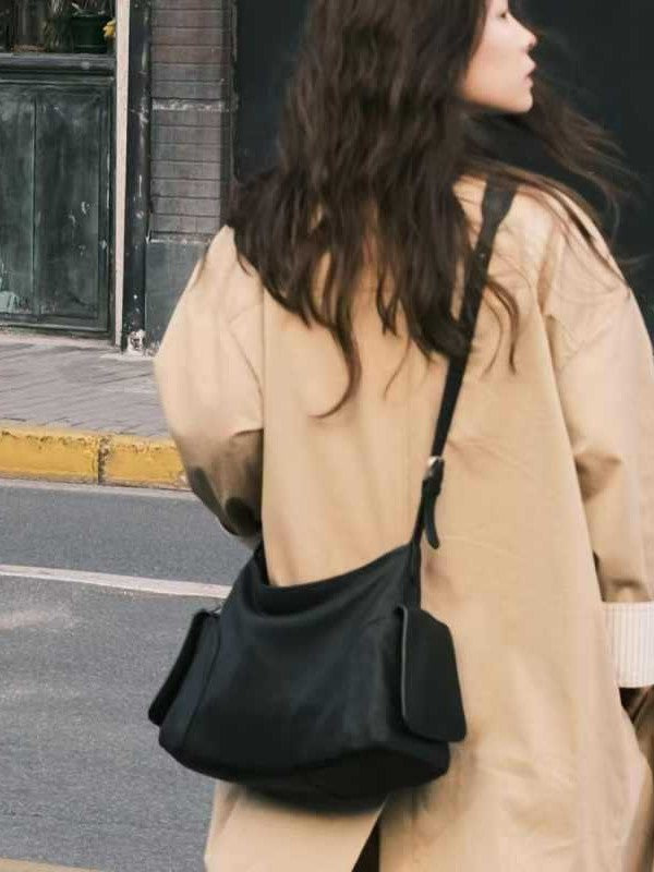 Retro Large Capacity Female Niche Commuter Women's Messenger Bag
