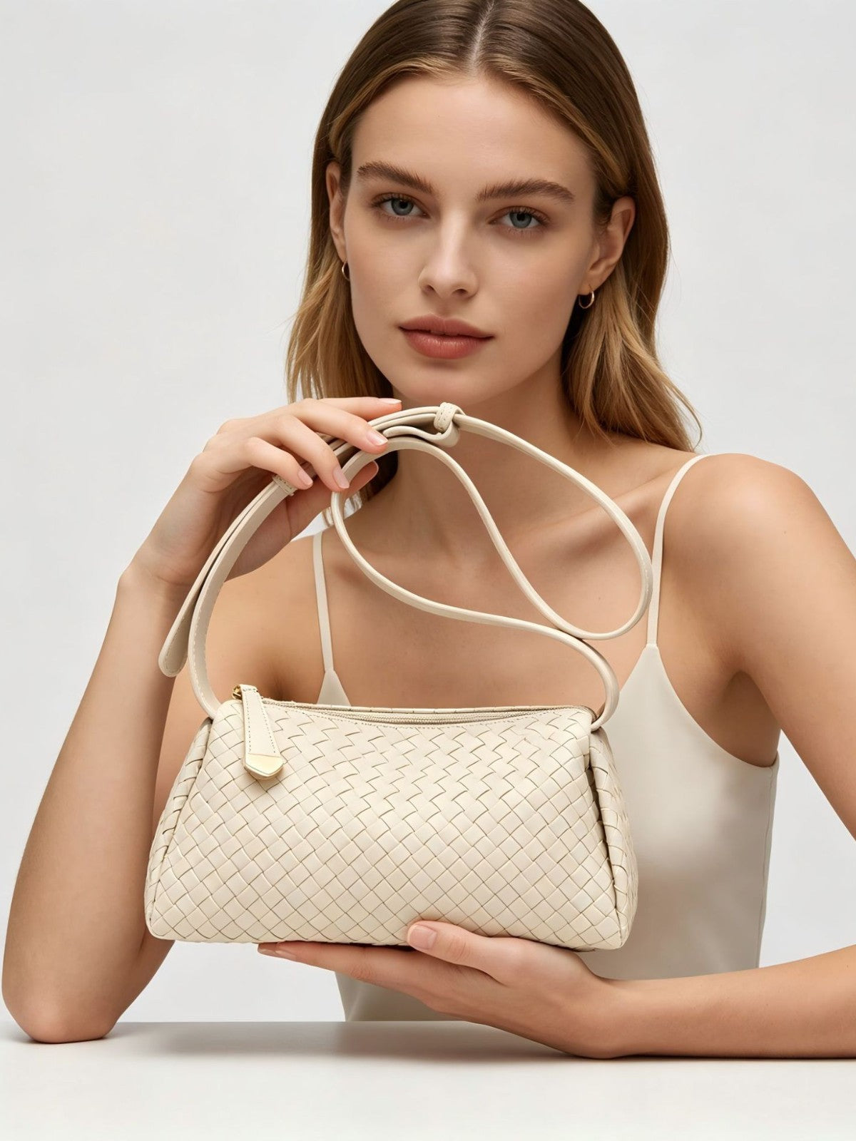 Women's Hand-woven Pillow Large Capacity Underarm Commuter Women's Messenger Bag