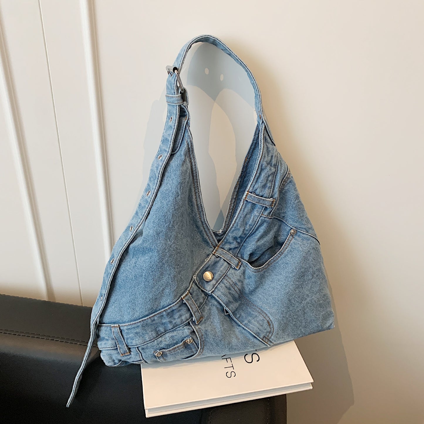 Large Capacity Locomotive Style Design Commuting Lazy Women's Shoulder Bag