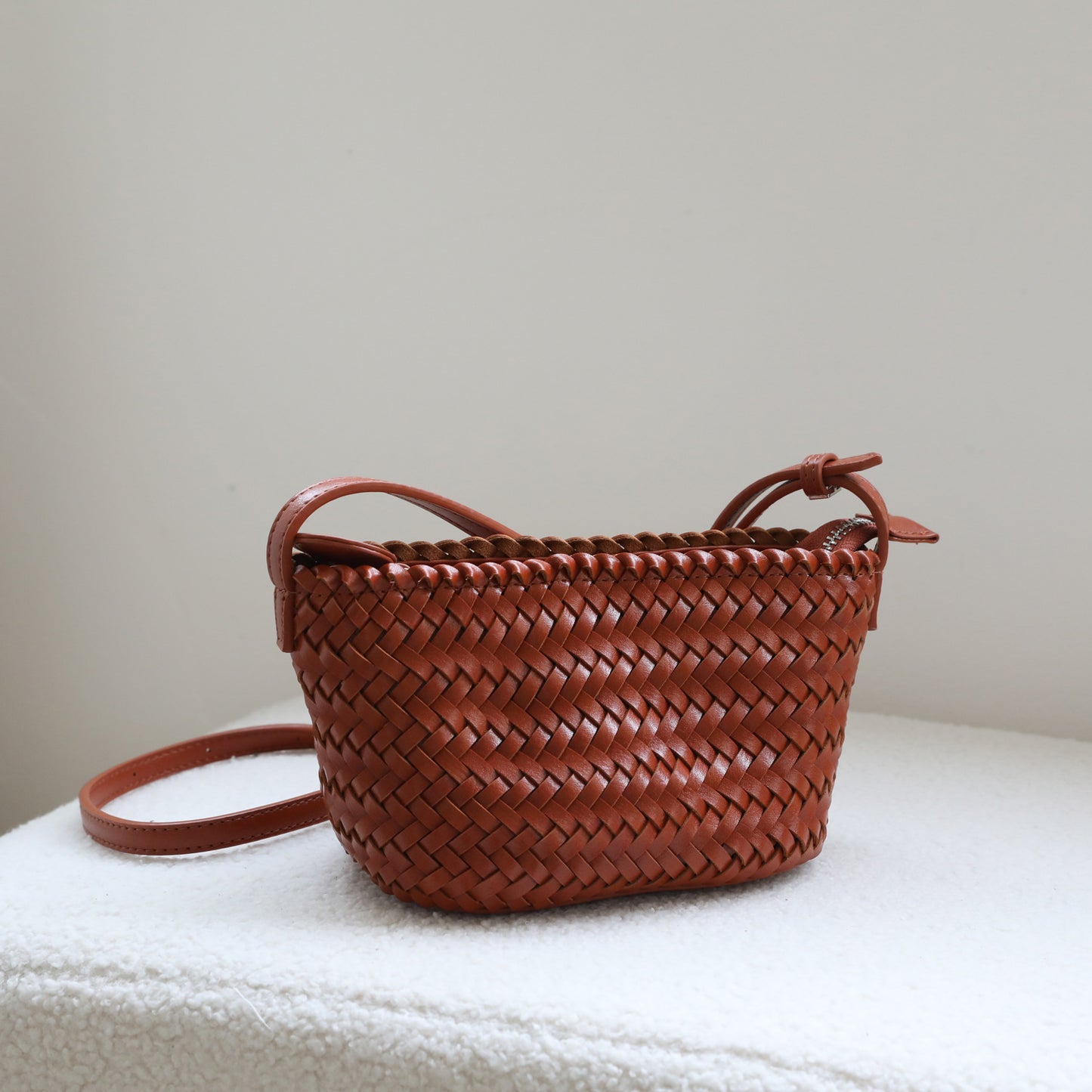 Women's High-grade Handmade Woven Hand Holding Commuter Bucket Bags