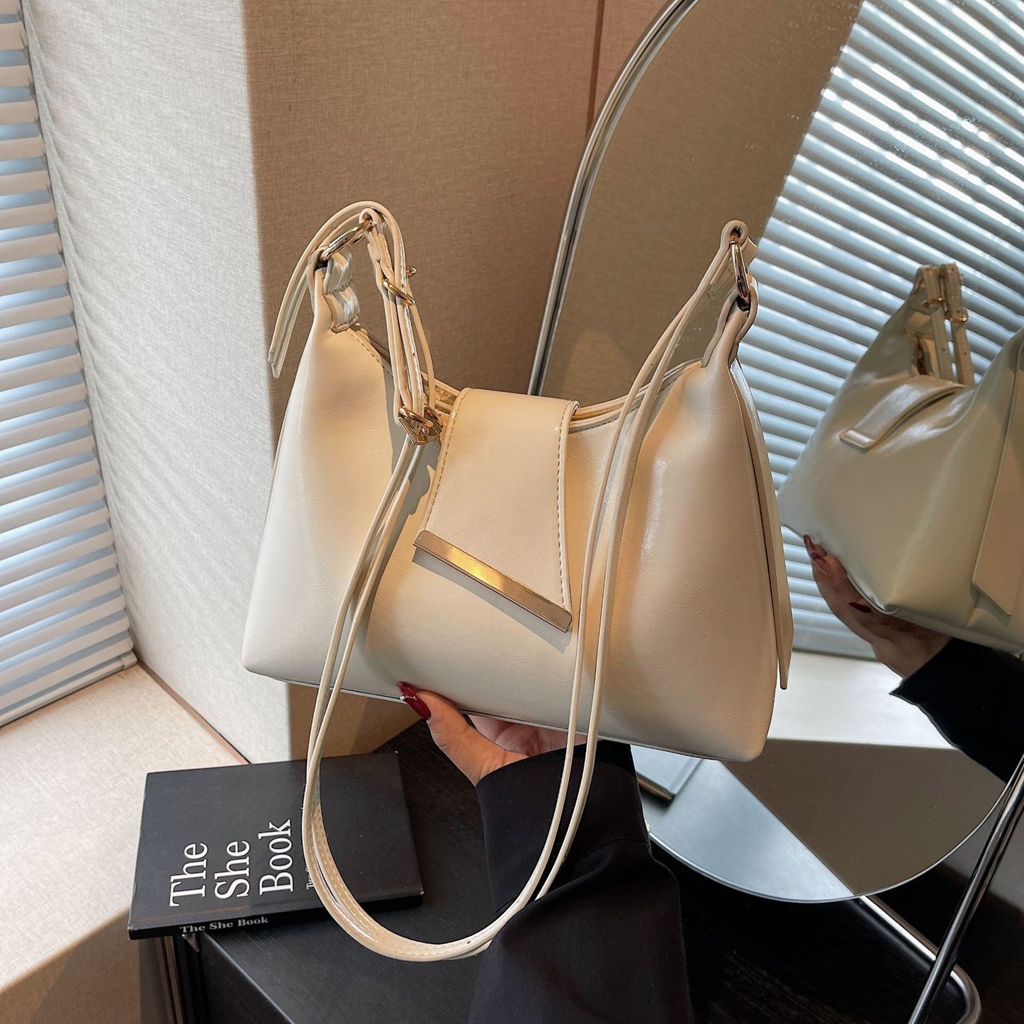 Women's Spring Flow Solid Color Underarm Simple Western Style Women's Shoulder Bag