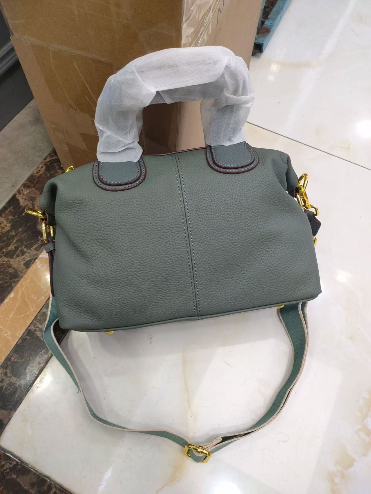 Women's Genuine Leather High-grade Large Capacity First Women's Messenger Bag