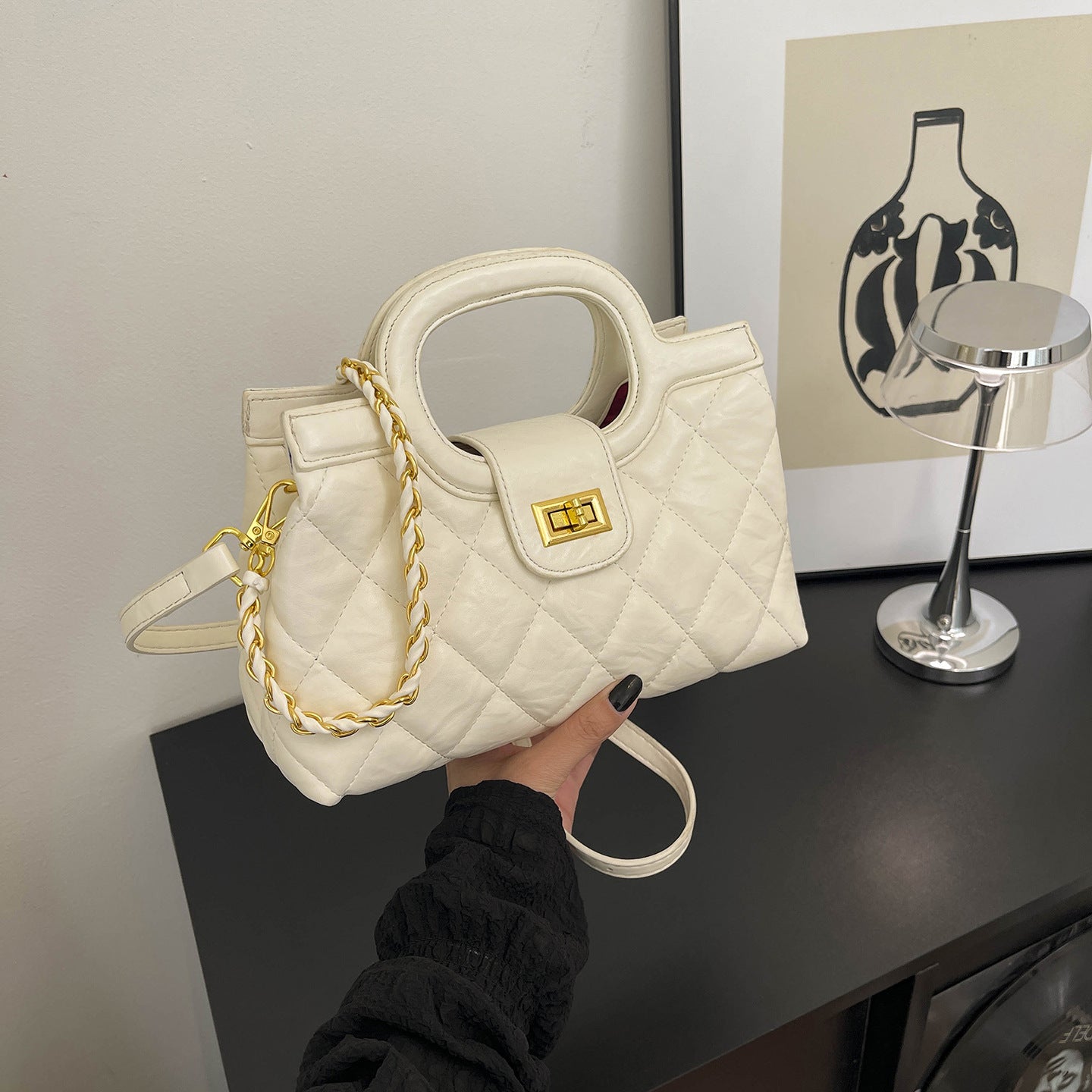 Beautiful Women's Classic Style Rhombus Chain Women's Handbag
