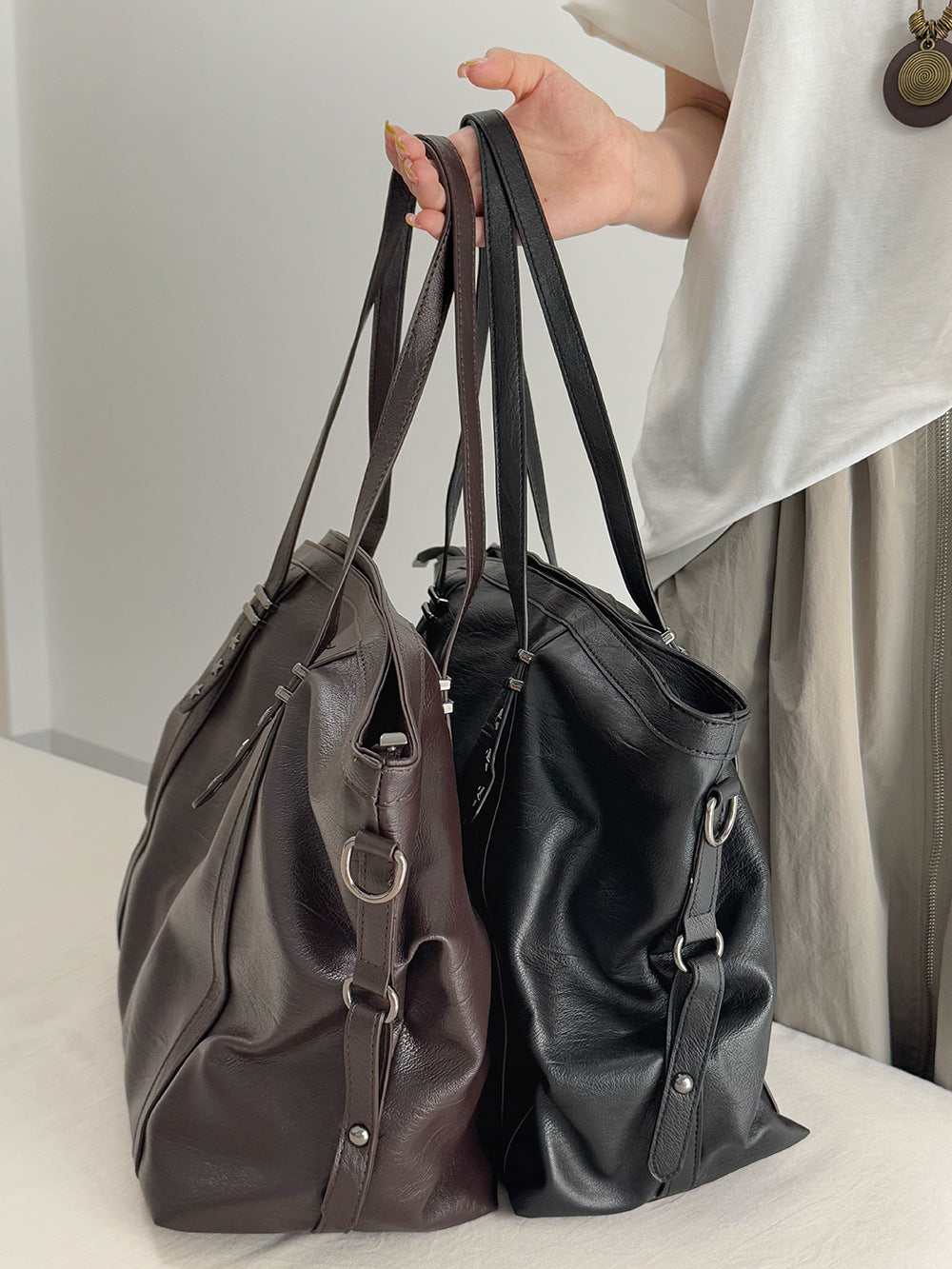 Women's Large Capacity Vintage Textured Rivet Women's Messenger Bag